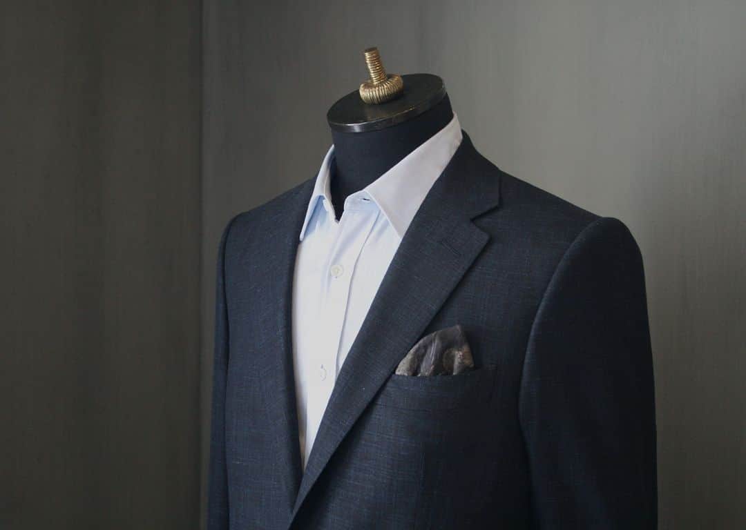 ギーブス&ホークスのインスタグラム：「Navy Wool, Silk, Linen blend Suit, available in our Bath, Birmingham, Chester, Winchester and Savile Row stores」