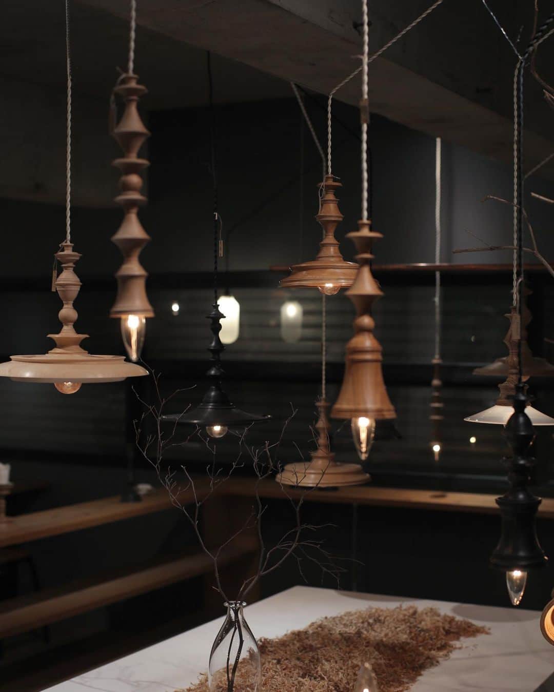 Tomohide Furuyaのインスタグラム：「" lighting " . . なかなか生活の中では出来ないけど、ペンダントを付けれだけ付けたい照明好きの欲を満たした展示。 . . 中村さんから実際に削り出した際に出た、木屑を頂いてディスプレイに使わせて頂きました。 . 3.13まで @node_tasworks  . . #wrauhana #中村秀利 #node_tasworks #空間設計 #照明 #lighting #interiordesign #interior」