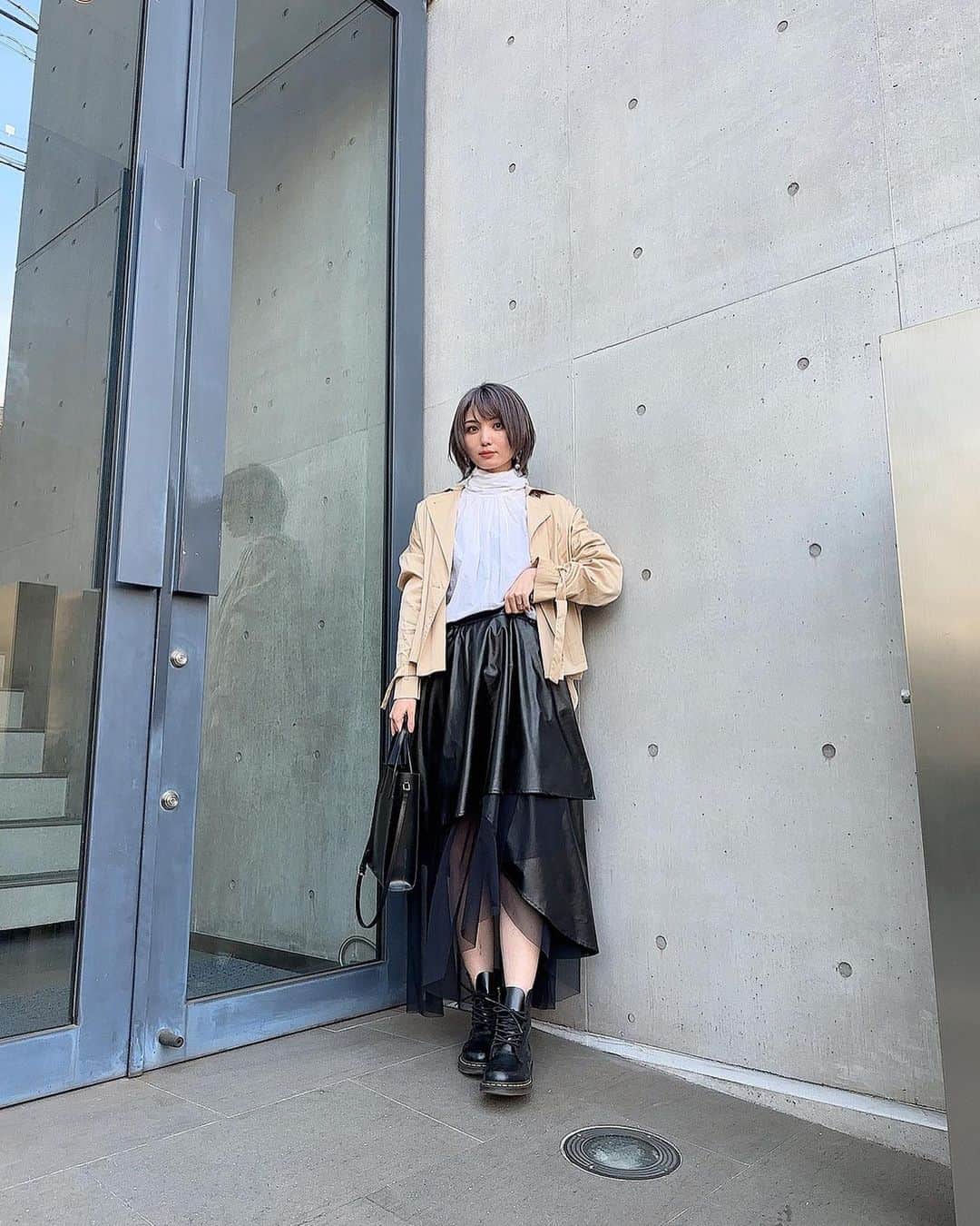 のインスタグラム：「フェイクレザーの素材でギャザーを軽く寄せて裾はアシメになるようにぐるっとラウンドさせ、シアー素材と組み合わせることで軽さを出した　@addixy_official 23SS新作。  旧作よりもギャザーを控えめにし、段をなくして より洗練された印象になりました。  足が出過ぎることなくシアー素材で膝下がランダムに透けてくれるので良い感じの抜け間が🙆‍♀️  3月17日（金）19:00-オンラインストアにて予約販売スタート予定です。  3/25-26のポップアップストアでもご試着＆ご注文いただけます🌸  Outer @stunninglure #stunninglure  Tops @public_tokyo #publictokyo  Skirt @addixy_official #addixy Shoes @drmartens_japan #drmartens  #165cmコーデ #165cm #休日ファッション#コーデ部 #オトナカジュアル #高身長コーデ #モード系ファッション #モード系  #モノトーン　#モノトーンコーデ #ブラックコーデ #カジュアルコーデ #春服 #春服コーデ #春服コーディネート #レザースカート #ロングスカート  #黒スカート #黒服 #黒コーデ #ドクターマーチン #フェイクレザー」