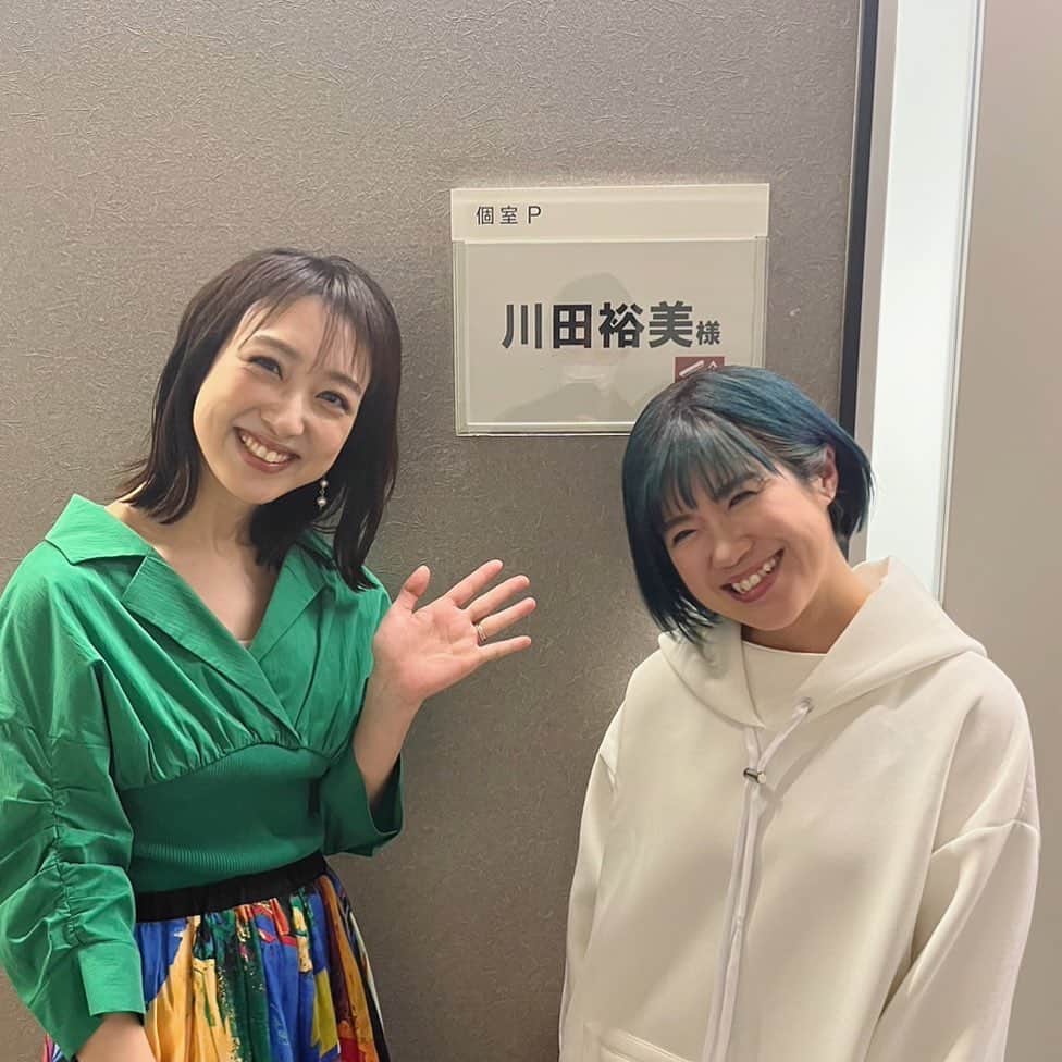 川田裕美のインスタグラム：「家族でお付き合いがある作詞作曲家の岡嶋かな多ちゃん✨超ヒット曲をたくさん生み出していて、2児の母でもあるパワフルな人！ 放送回は違うのですが、『関ジャム』の収録で会えました🎵 明日放送の「韓国発ガールズグループ特集」に出演するそうで、楽しみです😊🎵」