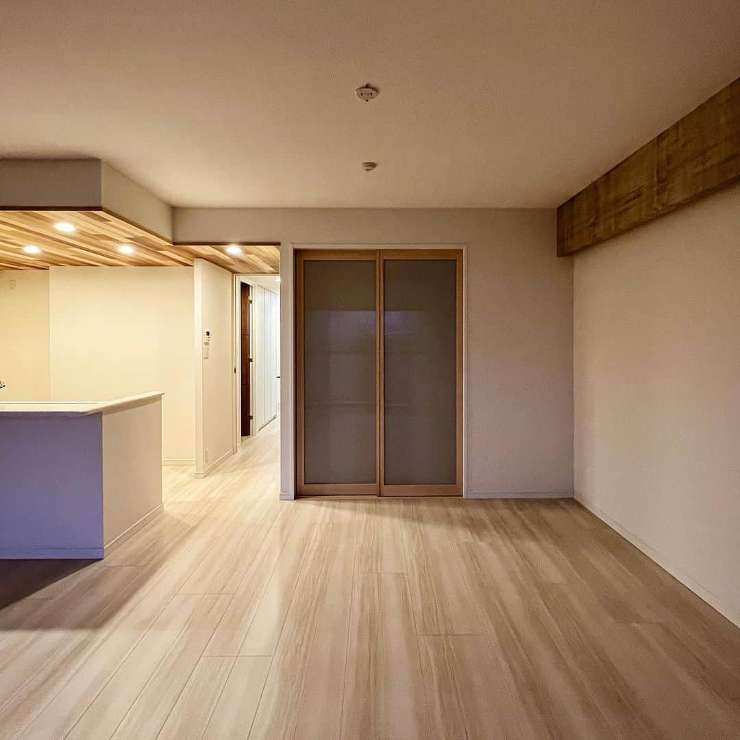 ネキストホームさんのインスタグラム写真 - (ネキストホームInstagram)「マンションリノベーション事例  東京への通勤を考えて、駅近のマンションを購入されたT様にご依頼頂きました。  造作収納、木製建具、キッチン天井の板張り、WIC改修で、空間の質の向上は勿論、使いがってもかなり良くなったと思います。  #マンション #マンションリノベーション #造作収納  - - - - - - - - - - - - - - - - - - - -  ・ 時を超えた、 新しいスタンダード。 ・ - - - - - - - - - - - - - - - - - - - -  more photos → @nexthausdesign1947 - - - - - - - - - - - - - - - - - - - -  ・ ネクストハウスデザインは心地よい木の家を、お客様と一緒につくる、平屋の注文住宅を中心とした、1947年に創業した宇都宮市の工務店 です。BinO加盟店 ・ 大手ハウスメーカー等が推奨する、30年ごとに建て替える家ではなく、無垢材やモイスなどの自然素材を使い、そのご家族の暮らし方に合わせた心地よい暮らしをご提案しています。 ・ そんな家づくりを実際に体感できるモデルハウスがありますので、ぜひご見学ください。 ・ あなたの理想のマイホームの答えが私たちの家づくりにあります。 ・ 新築用の土地探しから住宅ローン等の資金計画まで、DMやメール、お電話等でいつでもご相談ください。 ・ マイホーム計画中の方は、HPより資料請求して頂ければ、コンセプトブック等をお届けいたします。 ・ ↓のプロフィール欄からHPに移動できます。 ・ - - - - - - - - - - - - - - - - - - - -  @nexthausdesign1947 - - - - - - - - - - - - - - - - - - - -  ・ 施工対応エリア ・ 栃木県全域 宇都宮市、さくら市、真岡市、下野市、日光市、那須塩原市、益子町、茂木町 など 茨城県の一部 筑西市、結城市 ・ 車で1時間以内の範囲を主に施工エリアとしていますが、それ以外の地域の方もお気軽にご相談ください。  #ネクストハウスデザイン #NEXTHAUSDESIGN #BinO #自遊にくらす #注文住宅 #新築 #一戸建て  #リノベ #リノベーション #工務店 #ハウスメーカー  #木の家 #木造 #無垢材 #自然素材  #平屋 #二階建て #暮らし  #家づくり #マイホーム  #モデルハウス #土地探し #住宅ローン  #栃木県 #宇都宮市  - - - - - - - - - - - - - - - - - - - -  このインスタの管理人は世界を変える住宅屋 @mizonobe です。 家づくりに関することも、そうで無いことも ご相談お待ちしてます！」3月4日 20時38分 - nexthausdesign1947