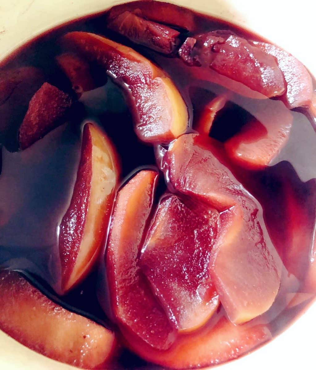 松井理子さんのインスタグラム写真 - (松井理子Instagram)「初めてつくった。 結構美味しくできたと思う🍀  酸味が強いので、メイプルシロップとかハチミツかけても美味しい🍀  アイス添えるのもいいね。  しかし今ダイエットしないとだからな。。。  #リンゴと赤ワインのコンポート  #ウエディングフォト  #撮影まで痩せる」3月4日 20時39分 - ume_ume_phot