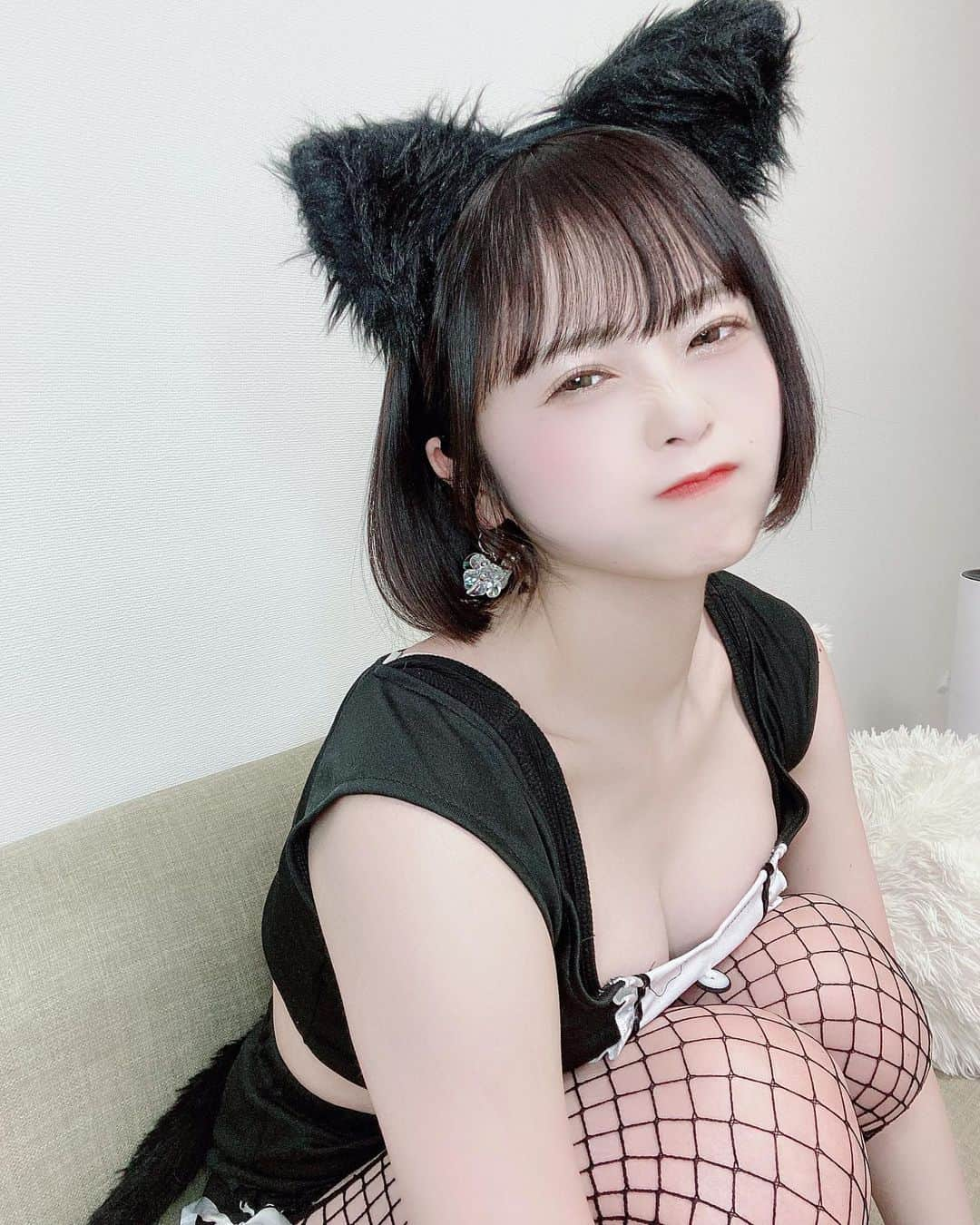 白瀬あかりのインスタグラム：「ご飯いっぱいたべたいです🐈‍⬛ #黒猫 #コスプレ」