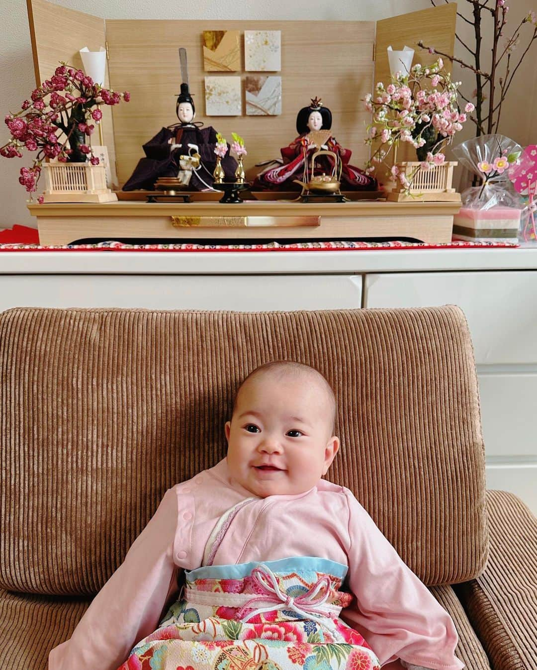 紗綾のインスタグラム：「昨夜はひな祭り 初節句のお祝いをしました🎎🌸  義父母さんたちと ちらし寿司や手巻き寿司をして わいわい🍣🦐  みんなで食卓を囲んで食べていたら… Kiko自らキュウリに手を伸ばしはじめて、 そのままお口にヒョイっと🥒👶🏼  離乳をはじめるのは そろそろかな〜と思っていたんですが、 こんな形でデビューするとは思っていなくビックリ😆💓  うちでは「BLW」という 離乳法を取り入れようと思っています👶🏼 BLWについては、 今度詳しく書こうと思っているのですが、参考にした書籍が 「手づかみ離乳食」という本📕  ひな祭りの日に、 はじめての離乳デビューで とても思い出深い時間になりました🥰💖  子どもの成長は早いなぁ👶🏼🌸✨  #初節句 #ひな祭り #雛人形 #袴ロンパース #赤ちゃん #離乳食 #離乳食初期 #blw #blw離乳食 #手づかみ食べ #手づかみ離乳食 #生後5ヶ月 #新米ママ」