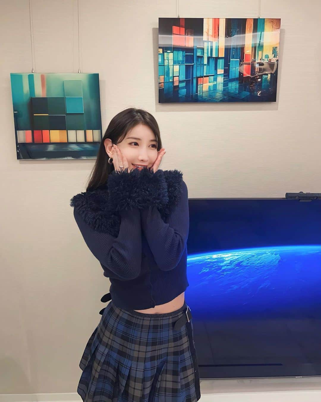 亜里沙のインスタグラム：「#nftart 🤩 NFTのアートは観るのは初めて✨ これ全部NFTがアート化された作品で、 友達から"maison freak" @maison_freak_official  というプラットフォームで 買えると教えてもらいました🫶🏻 これはかっこいいけど、他にも可愛い作品や 種類がとにかく豊富✨✨ （150アーティスト、250作品が登録されているらしい！）  アートを買うのが初めての人や、 オフィスに飾るのも良さそう❣️ （ちなみにこれは友達がイメージを伝えてAIで NFT化してもらったものだそう。すごい！💗）  ギャラリー機能にて即展示、再販可能だそうです。 興味がある方は覗いてみて下さい😋 https://maisonfreak.com/  #maisonfreak #デジタルアート  #digitalart #nftart #nftアート #アートワーク #アートギャラリー #アートコレクション」