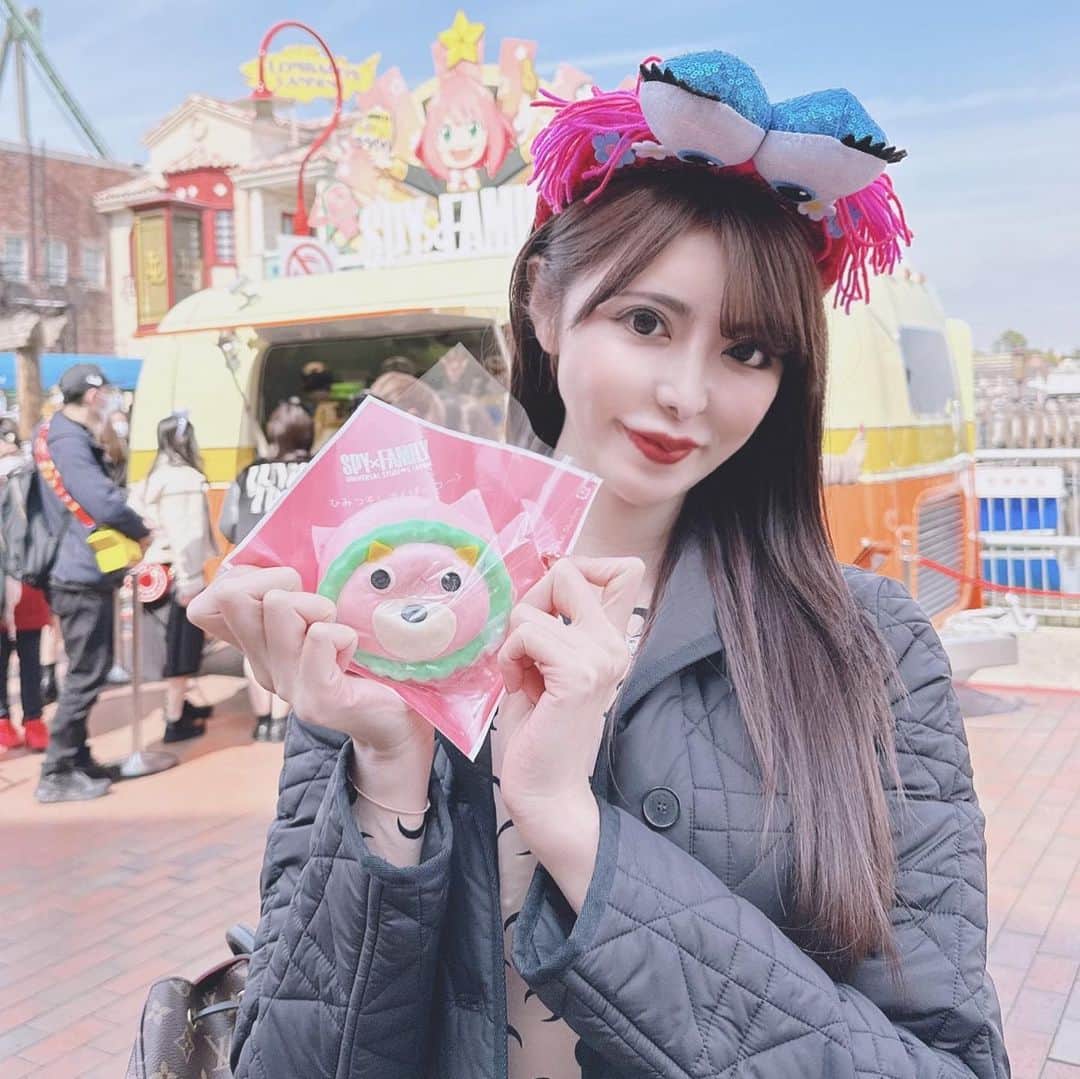 桃瀬えりなのインスタグラム：「アーニャ好き🥜きめらちょうかん♡ これ買うのに1時間並んだの🥹  #universalstudiosjapan #usj #luisvuitton #marineserre #dior #tiffany #spyfamily #osaka #大阪 #ユニバ #スパイファミリー #アーニャ #きめらちょうかん #アニメ好き」