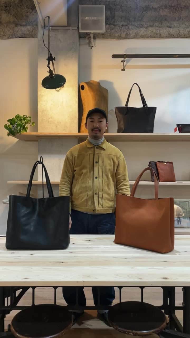 スロウのインスタグラム：「【INSTA LIVE】bono -new tote bag- 今回は南堀江店　北村、木村より人気の新定番 トートの魅力を配信致します。  #slow2008 #slowauthenticgoodsstore  #slowandco #leatherbag  #madeinjapan  #slowminamihorie  #osaka  #大阪#南堀江#レザーバック #栃木レザー」