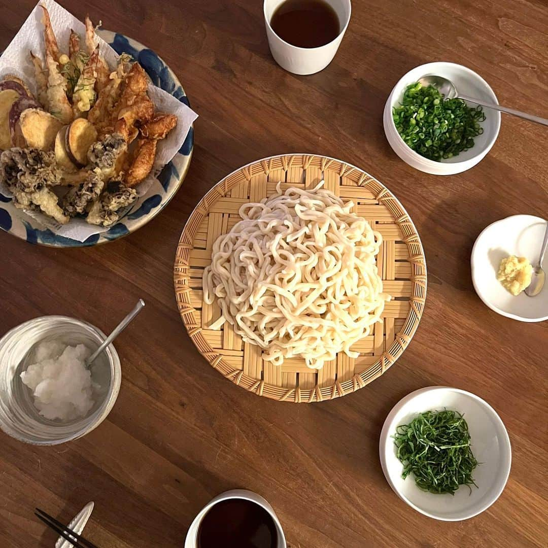 渡辺佳子のインスタグラム：「今日の夕飯は天ぷらうどんでした。 手作りうどんが我が家のブームです。  #すぐ去りそうなブームですが #手作りうどん  #ささみ天 #舞茸天 #さつまいも天 #ちくわ天」