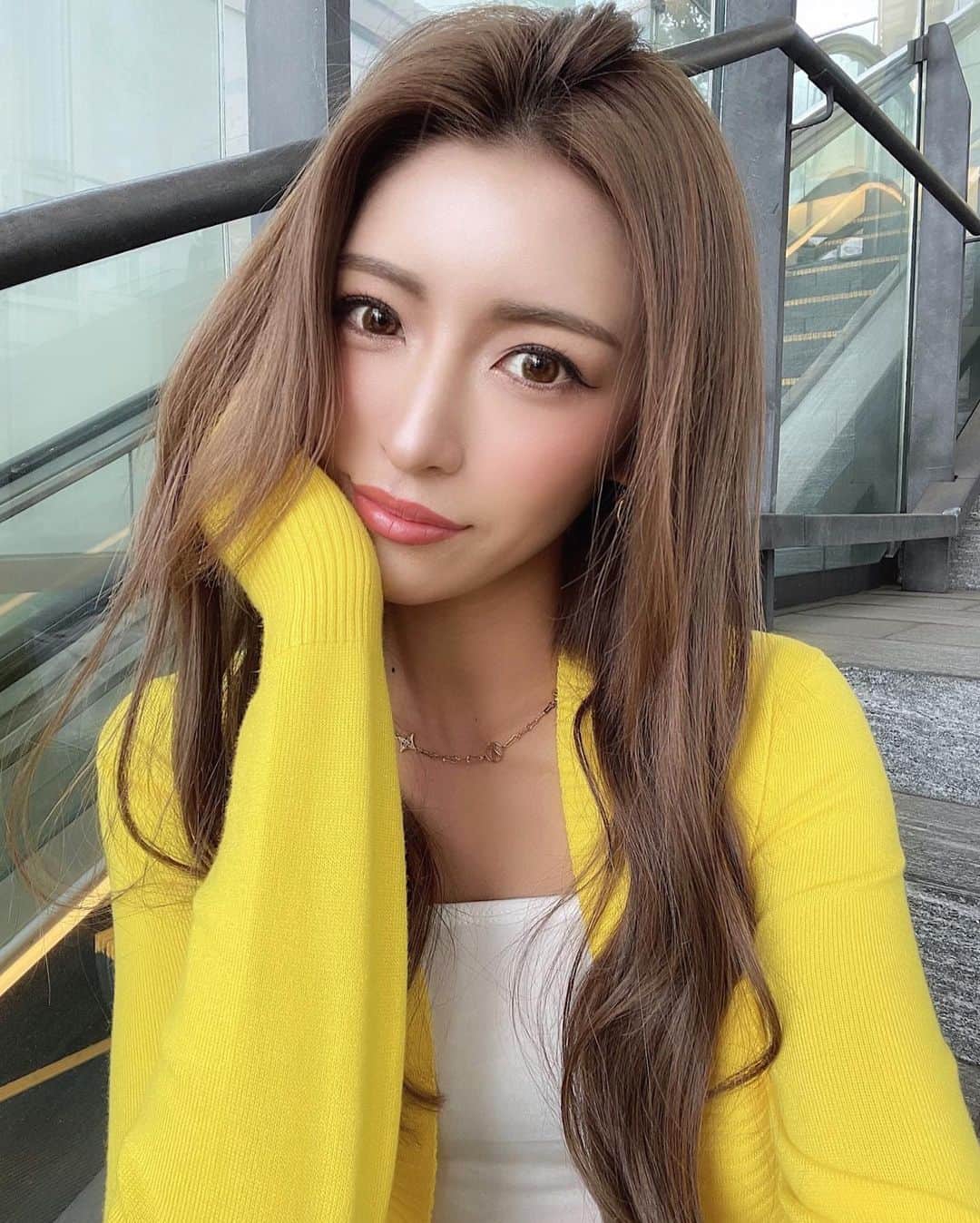 MIWAのインスタグラム：「💛🌼🍯 ㅤㅤㅤㅤㅤㅤㅤㅤㅤㅤㅤㅤㅤ ㅤㅤㅤㅤㅤㅤㅤㅤㅤㅤㅤㅤㅤㅤㅤㅤㅤㅤㅤㅤㅤㅤㅤ アイコンチェンジ🌸  ずっとやってみたかった涙袋ヒアルロン酸いい感じ♪ 顔立ちが強めだから自然な涙袋にしてもらったよん🤍  ダウンタイムもほぼなくて、施術自体 すぐ終わったし満足度高すぎた！  まりこ先生( @dr_marikoinoue ) 丁寧にありがとうございました🌼  クリニックは新宿にあって、 アクセスもしやすいから是非相談行ってみてね✨  ㅤㅤㅤㅤㅤㅤㅤㅤㅤㅤㅤㅤㅤ #selfie #春#makeup#涙袋メイク  #涙袋ヒアルロン酸#ヒアルロン酸」