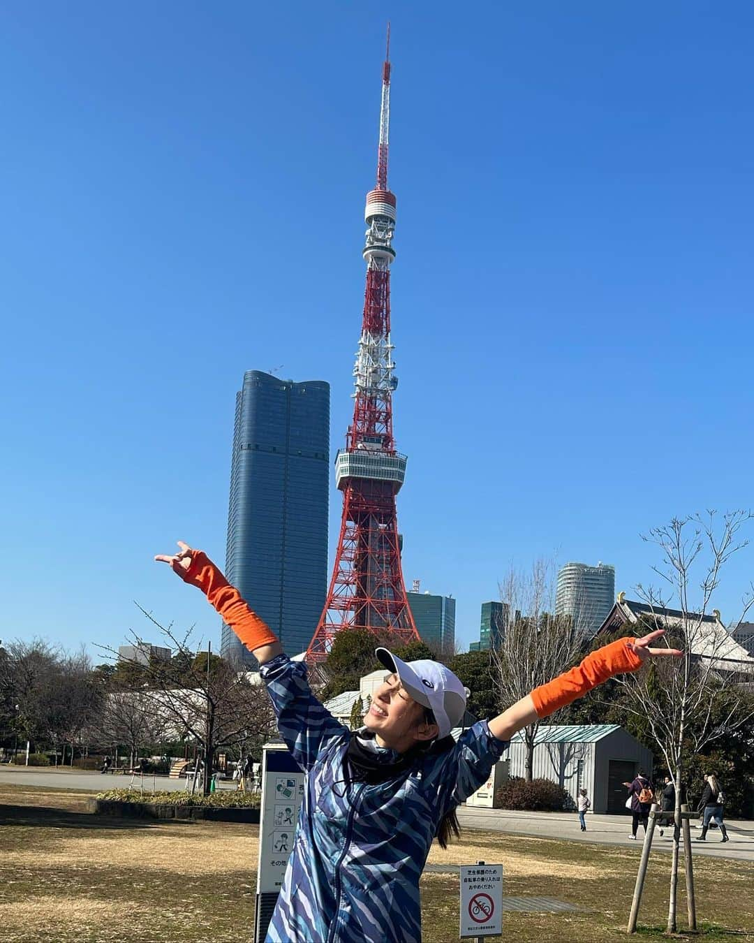 前田ゆうのインスタグラム：「やっほい＼(^o^)／ ついに！！！ 明日は東京マラソン😁✨ asicsさん、sosoさんありがとうございます✨😭❤️  みほコーチにはたくさんサポートしていただき手とり足とりご指導していただきました✨😭❤️ そして本番ゴールまでご一緒に走っていただけるゆりさんにもたくさんアドバイスをいただきました☺️✨ ゆかちゃん、えりかさんと、ひなちゃんともご一緒に練習したりともに走れることがとても嬉しいです😊😊  走り始めて約一ヶ月✨ 走ることでこんなにワクワクできることができてしあわせです🤍 ウナギもたべてじゅんびまんたん🙋‍♀️🤍あとはたくさん寝る✨  応援よろしくお願いします❤️ そして一緒に走れるみなさんよろしくお願いします。😁✨  @asicsrunning_jp  @sosoweb.official」