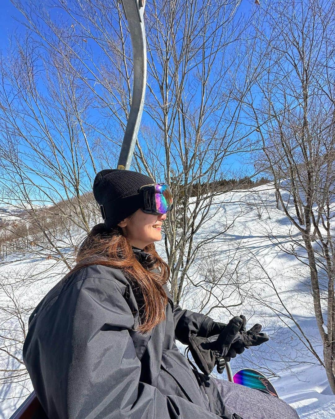 畑中奈緒美のインスタグラム：「• ピーカン‼︎  整いました🌞🏔🤲✨  またすぐ行きたい。 自然最高。 スポーツ最高。 今回の反省点は日焼け止め塗り忘れた事です。（真夏でも塗ってない）  #snowboarding  #リバースターン習得中 #眩し過ぎて目あかない #日焼け止め使うようにします」