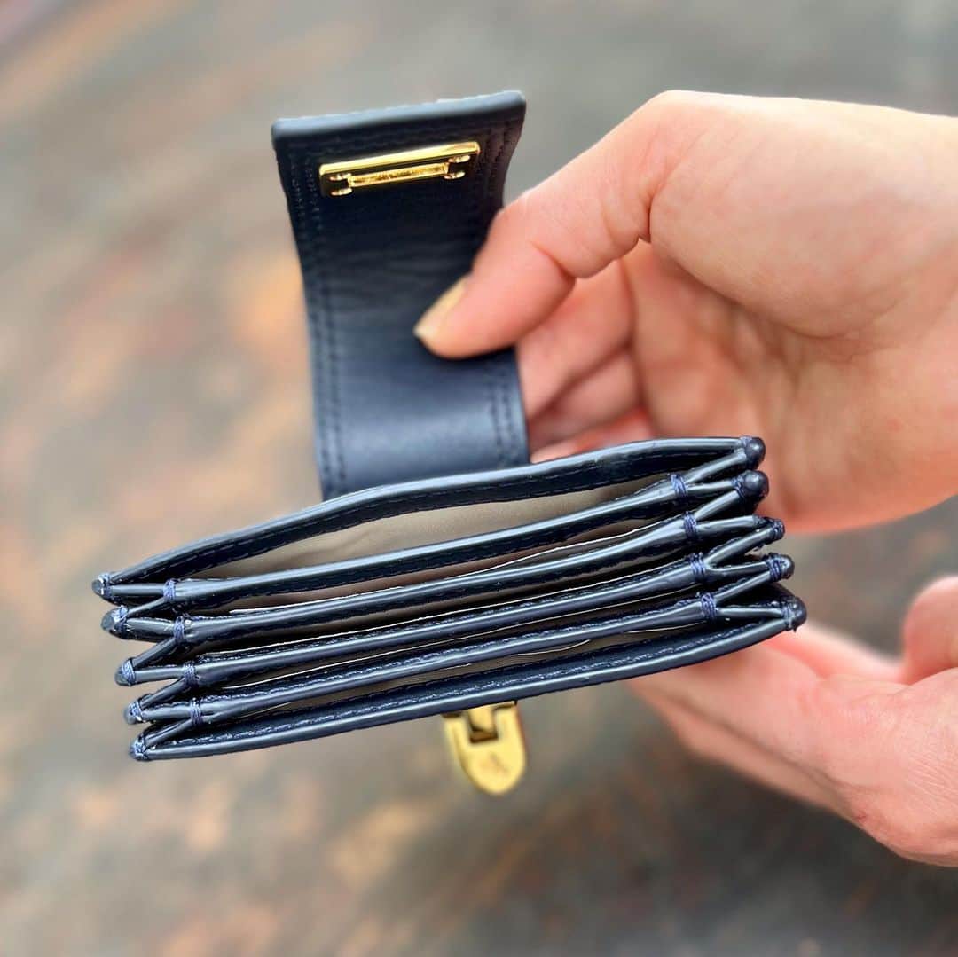 HARUKO（真木明子）さんのインスタグラム写真 - (HARUKO（真木明子）Instagram)「「レザースリムウォレット」（1枚目2枚目） バッグとお揃いのお財布。なんて可愛いのだろう。 この素敵さで1万円台はお買い得❤️  定番のスリムウォレットを 2023年ssのコンセプト 「ヨットクラブ」からインスパイアされた ローププリントでアップデート。 QVC先行販売。  ベーシックな長財布よりもひと回り小さめのサイズ感で 旅行や、小さめのバッグの際におすすめです😊  クロスハッチレザーの型押し加工により、 傷が付きづらく目立ちにくい。 ポリウレタンコーティングにより お手入れが簡単。 さらに軽量。  華やかな色使いなので、使用するたびに気分が上がります。❤️ バッグの中に入れても目立ち探しやすい。  外側に小銭を収納できる ジップポケット、また内側にはカードスロット15個。 スリップポケットが４つあるので見た目よりも 収納量があり素晴らしい！開け閉めはスナップボタン。  いちごちゃんのお財布からチェンジしようっと。  「レザーカードケース」 落ち着いたネイビーの本体にシャイニーなゴールドカラーのフリップロックがアクセントの上質なカードケース  普段使用するカードを厳選して入れることで使いやすいです！ 取り出しやすいアイテムなので人気があるそう。 名刺入れとしても使用することができる❤️  アコーディオン型なので、カードが収納しやすく探しやすいデザイン。  フルグレインレザーを使用しているので、 使えば使うほど味が出て経年変化が楽しめ 透明感のあるカラーとなめらかな質感が特徴です❤️  LRLの刻印が入ったシャイニーな ゴールドカラーのフリップロックが ラグジュアリーな印象に。 フリップロック留めなのでカードが落ちる心配もなく 落ち着いたカラーデザインが本当に素敵❤️  このフリプロックは、 コレクションでよく使う留め具でとてもエレガントです。  カードケースなのに高級感があって可愛いため人気のアイテム 皮がとにかく美しくうっとり。  フルグレインレザーの美しさ、皮本来のしぼ感が希少価値があり特別感があります。  本物思考の方に喜ばれるエレガントなアイテム  こういう小物にこだわりを見せることで 生活が丁寧で豊かな気分にしてくれる。 ローレンらしい小物だと思います。  「ストライプスカーフ」 （5.6.7.8.9枚目） タイムレスなストライプで アクセントを添えたリネン混のスカーフは 裾にノーティカル風の刺繍をあしらい 海辺の雰囲気を演出しています❤️ 合わせやすいネイビーと コーディネートのアクセントになるレッドの 2色展開。  レッドはQVC先行販売カラーでーす！  冷房対策、日除けアイテムとして重宝。 首にかけるだけでコーディネートに縦長のラインを作りスタイルアップに。 首のボリューム感も リネン混でサラッとした肌触りなので、 あるととっても便利なスカーフ。  裾のローレンラルフローレンらしい ノーティカル風の刺繍とフリンジがアクセント。 アンカーと旗のミックス。 フリンジの美しさ。 特別感、愛着が湧く柔らかさです。  コントラストの効いたストライプなので 白いTシャツやシャツにさっと羽織るだけでもコーディネートのアクセントに  ストライプだけど、リネン混の風合いがあるので 優しい印象で、取り入れやすい。  ストライプの出し方によって 印象が変わり、奥行き感がでるのも ローレンらしい完成度。  日常使いのスカーフだけど 普通では終わらない。  縦163センチ 横28センチ ５５g  3月10日10時から放送です❤️ #laurenralphlauren  #qvcジャパン」3月4日 21時03分 - haruko227