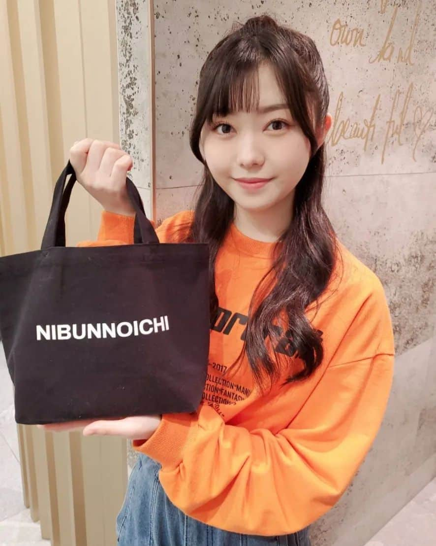 佐久間彩加さんのインスタグラム写真 - (佐久間彩加Instagram)「最近の彩加です🧡  ゴルよかの稲葉さん(@inaba.golf_89 )のアパレルブランド『NIBUNNOICHI』のトートバック とっても使いやすい～✨  お気に入りですっ♡  #ゴルよか  #nibunnoichi  #ファッション #orange」3月4日 21時04分 - ayaka.daze