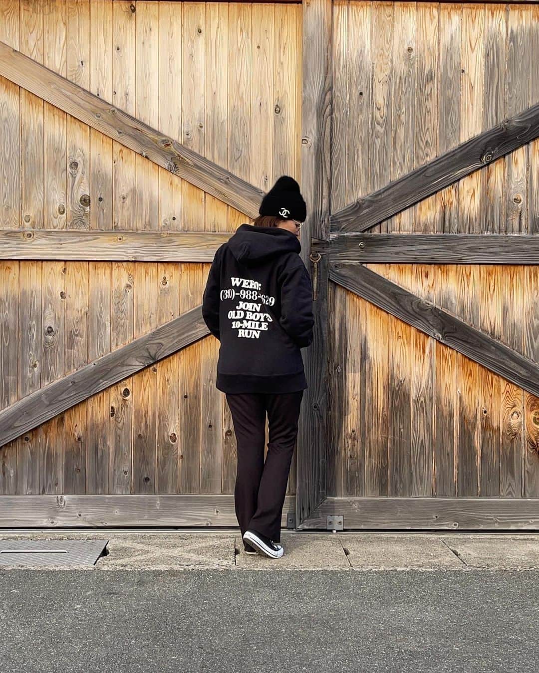 _coco_m23のインスタグラム：「ブラックコーデ🖤♟️🎱🌚🐈‍⬛🕶️🥷🏻♣️◼️⚫️ パーカー #championreverseweave  パンツ　#uniqlo #イージーフレアレギンスパンツ スニーカー　#converse #コンバース  #ユニクロコーデ #ユニクロ#ブラックコーデ #コーディネート #40代コーデ #40代ファッション #アラフォーコーデ」
