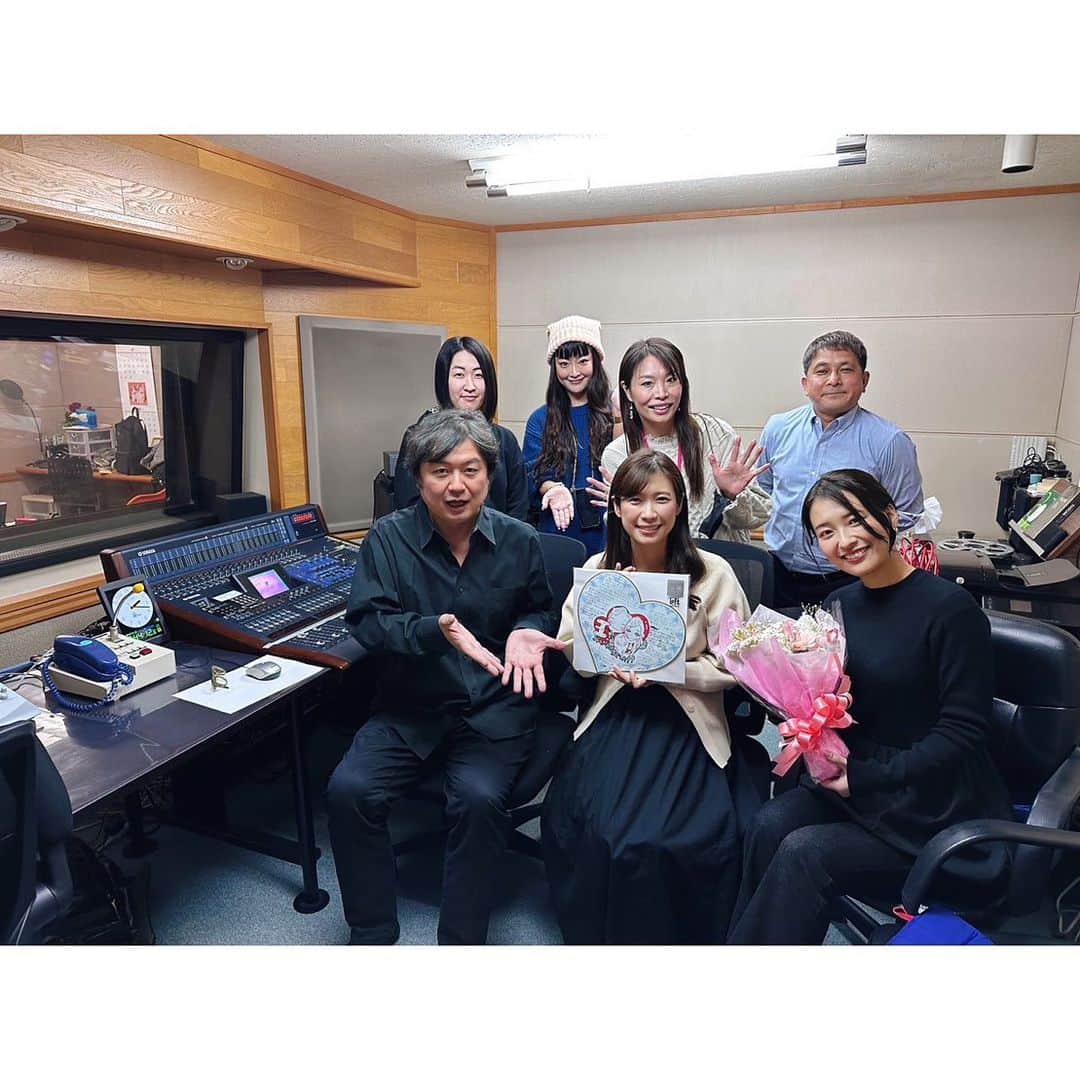 玉巻映美のインスタグラム：「． あす5日(日)16:30〜の『TOROMI RADIO』 産休前最後の出演になります💫 テーマは私の大好物の”海老カツ“！ ゲストは後任を務める山崎ちゃんです😍 ⁡ 収録終わりにお花と寄せ書きを頂きました🥹💐 いつも優しくて賑やかなスタッフの皆さん… 共通点は、全員食べることが大好きです。笑 ⁡ 本郷さんをはじめ、こんな素敵なメンバーで、 食をテーマに語り尽くす30分… 毎回本当に楽しくて幸せな時間でした🤤 ⁡ しばらくお休みを頂きますが、 また皆さんのお耳にかかれる日を 楽しみにしています🥰 明日の放送、聞いて頂けたら嬉しいです🫶 来週から山崎ちゃん、よろしくね〜！🤍」
