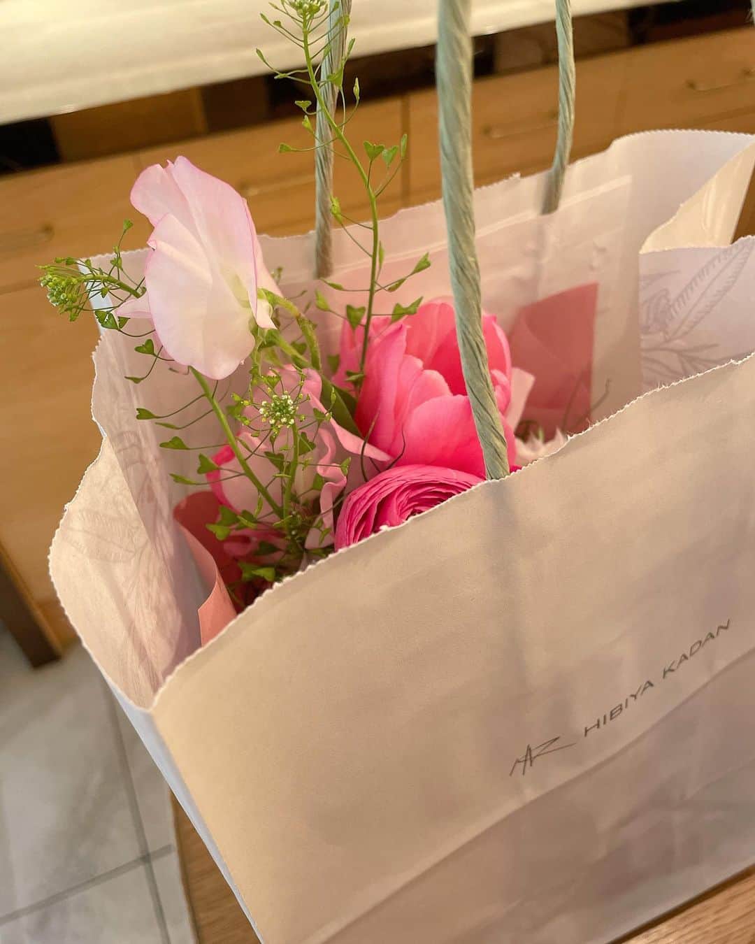 中井さくらさんのインスタグラム写真 - (中井さくらInstagram)「*  親友からお花もらった♡  ぺんぺん草入っててかわいい…  ぺんぺん草って久しぶりに見たし 響きが懐かしすぎて童心にかえりました🤣  春だなぁ〜🌸  #春 #お花 #誕生日プレゼント #親友 #ぺんぺん草 #ブーケ #ピンク」3月4日 21時11分 - sakura_nakai