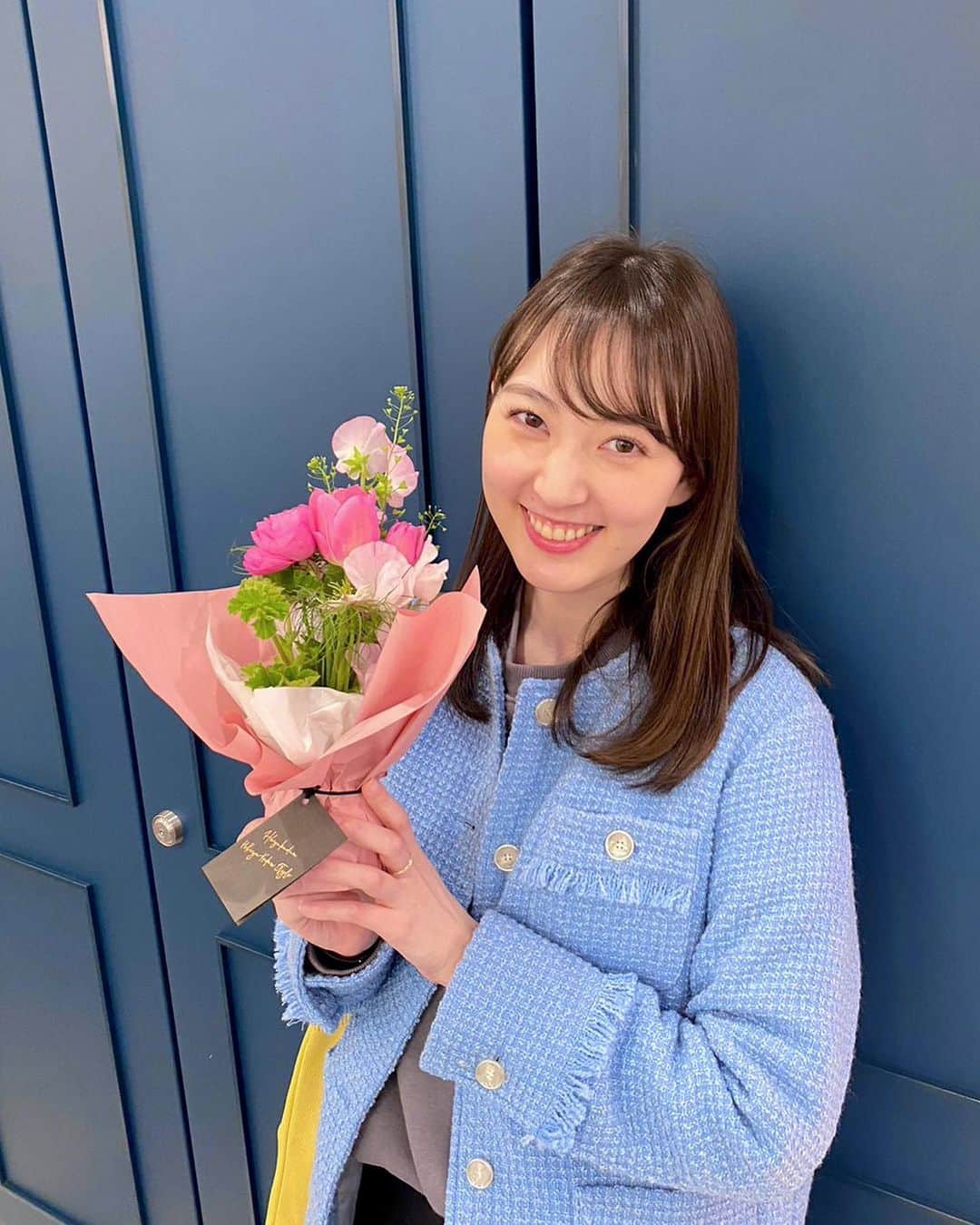 のインスタグラム：「*  親友からお花もらった♡  ぺんぺん草入っててかわいい…  ぺんぺん草って久しぶりに見たし 響きが懐かしすぎて童心にかえりました🤣  春だなぁ〜🌸  #春 #お花 #誕生日プレゼント #親友 #ぺんぺん草 #ブーケ #ピンク」