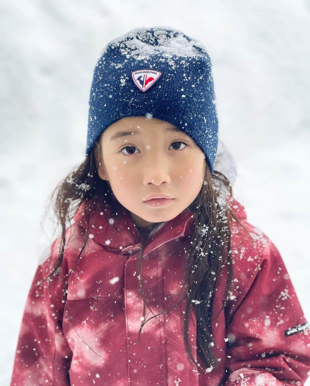 清水わかこのインスタグラム：「雪の国で自然にできたピンクのチークが可愛かった娘。最後の写真もとてもお気に入り📸  北海道で行ったご飯屋さんまとめ📝 いつかまた行くだろうその時の為に、行きたかったお店も残しておく。  ジンギスカン ・夜空のジンギスカン(北海道産生ラム肉が特に感動。)  お寿司 ・魚真(タクシーの運転手さんが教えてくれたのだけど、小樽のお寿司屋さん。美味しかった) ・トリトン(私たちは行けなかったけど兄が行っていた回転寿司で1〜2時間は行列ができているとのこと)  蟹料理 ・かに本家(ランチで蟹しゃぶをいただきました。出汁も最高感動美味しかった)  イタリアン ・オリゾンテ(誕生日お祝いしたところパスタもピザも美味しかった)  炉端焼きのノアの箱舟、いそ舟、どちらかにも行きたかったな🥹🙏ラーメンもスープカレーも食べたかったなぁ🥹  今回行ったお店はどこも1ヶ月前から予約して行ったけど、店内ついたら全て満席2時間制という人気店だった。 旅の記録は全てハイライトに残しています✈️✨ #teruya旅 #北海道 #hokkaido #家族旅行 #北海道旅行 #雪  明日は1つお知らせがあります🙏」