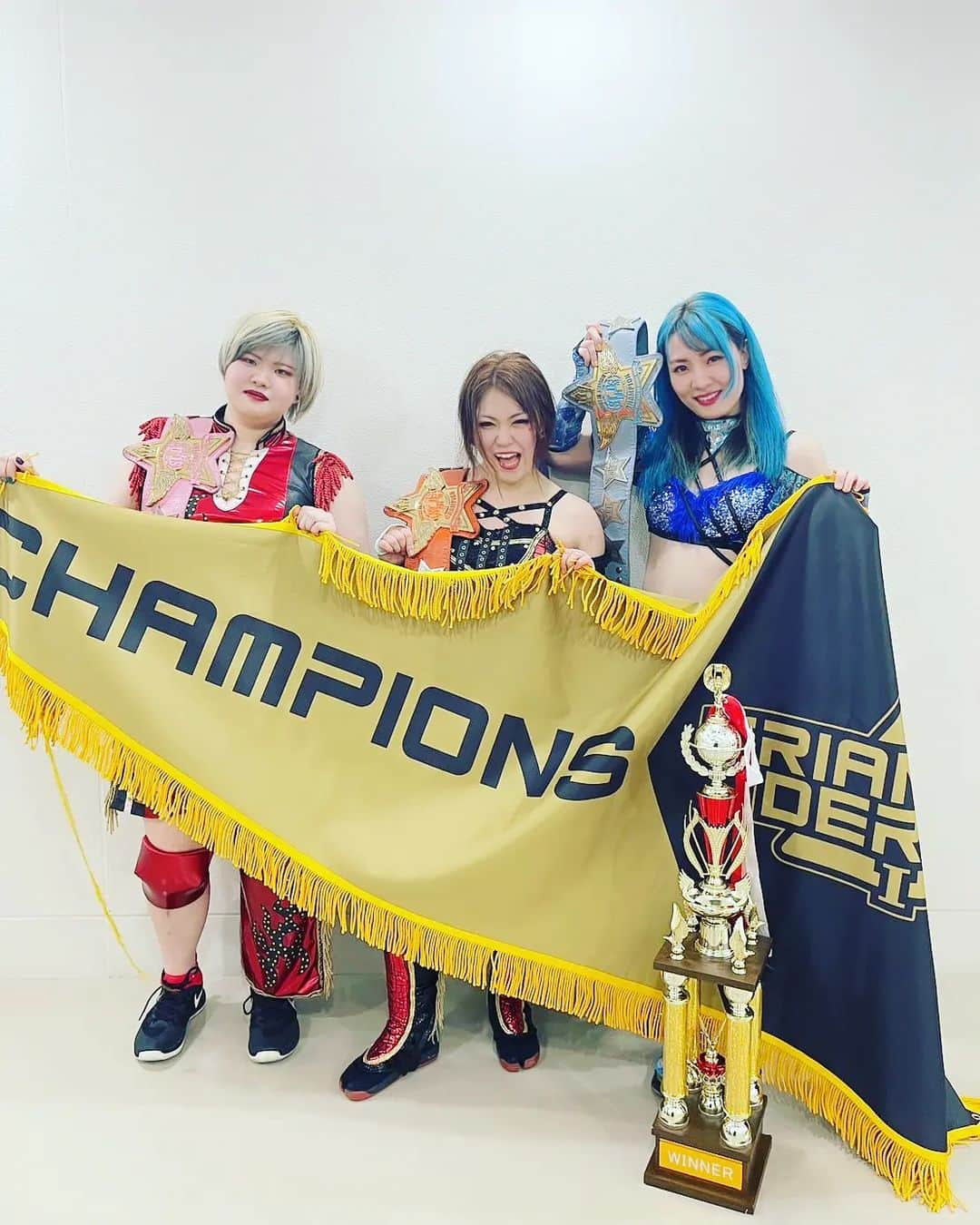 世羅りささんのインスタグラム写真 - (世羅りさInstagram)「トライアングルダービー優勝！ そして、アーティスト初防衛！ 最高な1日でした！！！ . いつもプロミネンスを応援してくれて本当にありがとうございます。 1年間走り続けた結果を改めて出せたかなと。 プロミネンスここにあり！ そう言われるよう、これからも貪欲に精進していきますので応援よろしくお願いしますっ！ . 余談ですが… 「棒がないぞ！旗だけかい！」と言い続けておりましたが、ペナントってそういうものらしいです🥲 世間知らずな部分出しちゃった🥲 恥ずかしや〜🥲 . #プロミネンス #PROMINENCE #STARDOM #トライアングルダービー」3月4日 21時29分 - sera_risa