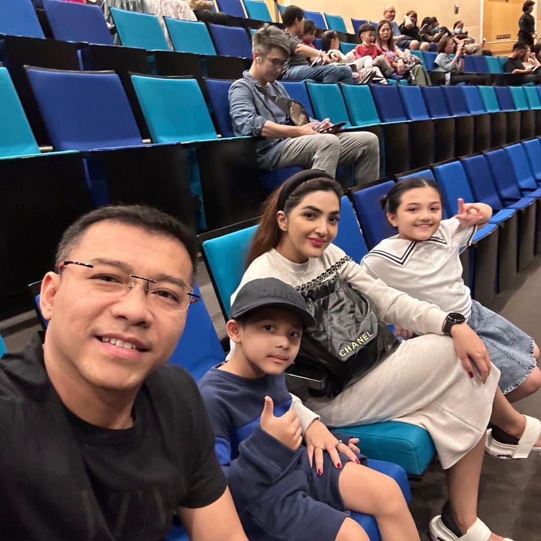 のインスタグラム：「Nonton “Frozen” di MBS🙏😍 Makasih Ayah dan bunda♥️」