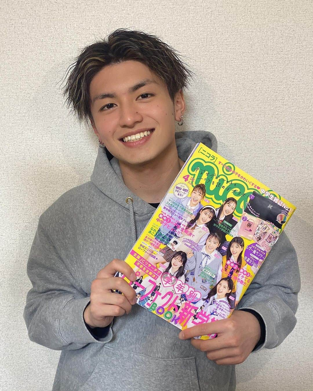 野口義斗さんのインスタグラム写真 - (野口義斗Instagram)「. ニコラ4月号発売されてます〜！  今月号は卒業号で最後なのでぜひたくさんの方に見て頂けたら嬉しいです😭  中学3年生の頃にニコラのメンズモデルになってから、約四年間がたち、コロナ禍で撮影に参加できないことも多々あったけど、自分にとってかけがえなのない時間でした!  ほんとに楽しくて良い経験をさせてもらったなと思います😆  ありがとうございました🤲  #ニコラ4月号#卒業号#ニコラメンズモデル#メンモ#野口義斗#avex#avexartistacademy#avexartistacademy福岡校 #エイベックス#エイベックスアーティストアカデミー」3月4日 21時42分 - yoshitooooo_0507