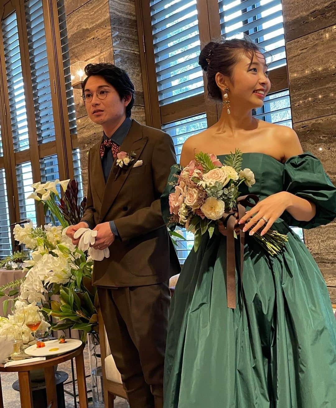 松本ルナさんのインスタグラム写真 - (松本ルナInstagram)「幸せと涙と笑いに包まれた かたまりさんと桜子の結婚式に 行ってきたよ👰‍♀️💗🤵  桜子がウエディングドレスで 登場した瞬間から泣きました😭  綺麗すぎ！可愛すぎ！！ 涙が永遠に出てきた！！  桜子は本当に優しくて 情に熱くて困ってたら助けてくれて 可愛いのに性格が男前という 頼りになるお友達！！✨  真正面からぶつかってきてくれるから なかなか自分の気持ちを言えない時とか 聞き出してくれる人。 ありがとう。  あとね、めっっっちゃ面白いの❤️  predia時代から 桜子が面白くてずーっと笑ってたら  「ルナがめっちゃ笑うから 自分が凄い面白い人間になったって 勘違いするからやめて😂」って 言われたの覚えてる。笑  それぐらい桜子のお話が大好きなのさ😍！  私は桜子が凄く幸せそうで いや、幸せいっぱいで 胸がいっぱいでございます🥰  1枚目の写真は 待ち受け画面にしたいぐらい お気に入りの写真なんだけど それはさすがに 気持ち悪いか😇って思って 我慢しました！！  本当に桜子、かたまりさん おめでとうございます☺️💕💍」3月4日 21時42分 - ruruna0123