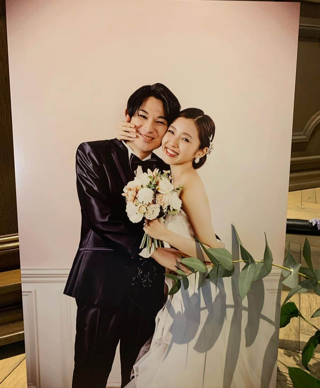 松本ルナさんのインスタグラム写真 - (松本ルナInstagram)「幸せと涙と笑いに包まれた かたまりさんと桜子の結婚式に 行ってきたよ👰‍♀️💗🤵  桜子がウエディングドレスで 登場した瞬間から泣きました😭  綺麗すぎ！可愛すぎ！！ 涙が永遠に出てきた！！  桜子は本当に優しくて 情に熱くて困ってたら助けてくれて 可愛いのに性格が男前という 頼りになるお友達！！✨  真正面からぶつかってきてくれるから なかなか自分の気持ちを言えない時とか 聞き出してくれる人。 ありがとう。  あとね、めっっっちゃ面白いの❤️  predia時代から 桜子が面白くてずーっと笑ってたら  「ルナがめっちゃ笑うから 自分が凄い面白い人間になったって 勘違いするからやめて😂」って 言われたの覚えてる。笑  それぐらい桜子のお話が大好きなのさ😍！  私は桜子が凄く幸せそうで いや、幸せいっぱいで 胸がいっぱいでございます🥰  1枚目の写真は 待ち受け画面にしたいぐらい お気に入りの写真なんだけど それはさすがに 気持ち悪いか😇って思って 我慢しました！！  本当に桜子、かたまりさん おめでとうございます☺️💕💍」3月4日 21時42分 - ruruna0123