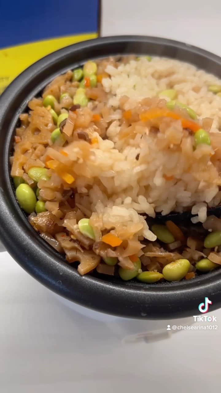 高松チェルシーリナのインスタグラム：「ひな祭りメニューのために作った簡単炊き込みご飯😍余ったきんぴらと麺つゆとほんだしで美味しくできました🌸それなりにひな祭りっぽくなってよかった😂🌸 #炊き込みご飯#炊き込みご飯レシピ#簡単レシピ#炊飯器レシピ#アメリカ生活#アメリカで和食」