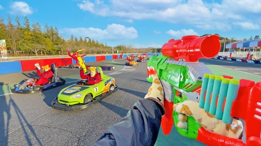 Kamiwaza Trickshotsのインスタグラム：「Nerf War | Amusement Park Battle 29🔫 ナーフ戦争 | モビリティリゾートもてぎ編🔥公開  今回の舞台は栃木県の自然とモビリティが融合した大規模アミューズメント施設！！レーシングコースやアスレチック、ジップラインなど様々なアトラクションを駆使した熱きナーフの戦いが繰り広げられております😎🔥  @motegi_official  お忙しいなか撮影に全面協力して頂き本当にありがとうございました🙏  @kamiwaza.tomo @nari_kamiwaza @hidetorian  #nerf #nerfwar #nerfgun #youtube #mobilityresortmotegi #motegi #モビリティリゾートもてぎ」