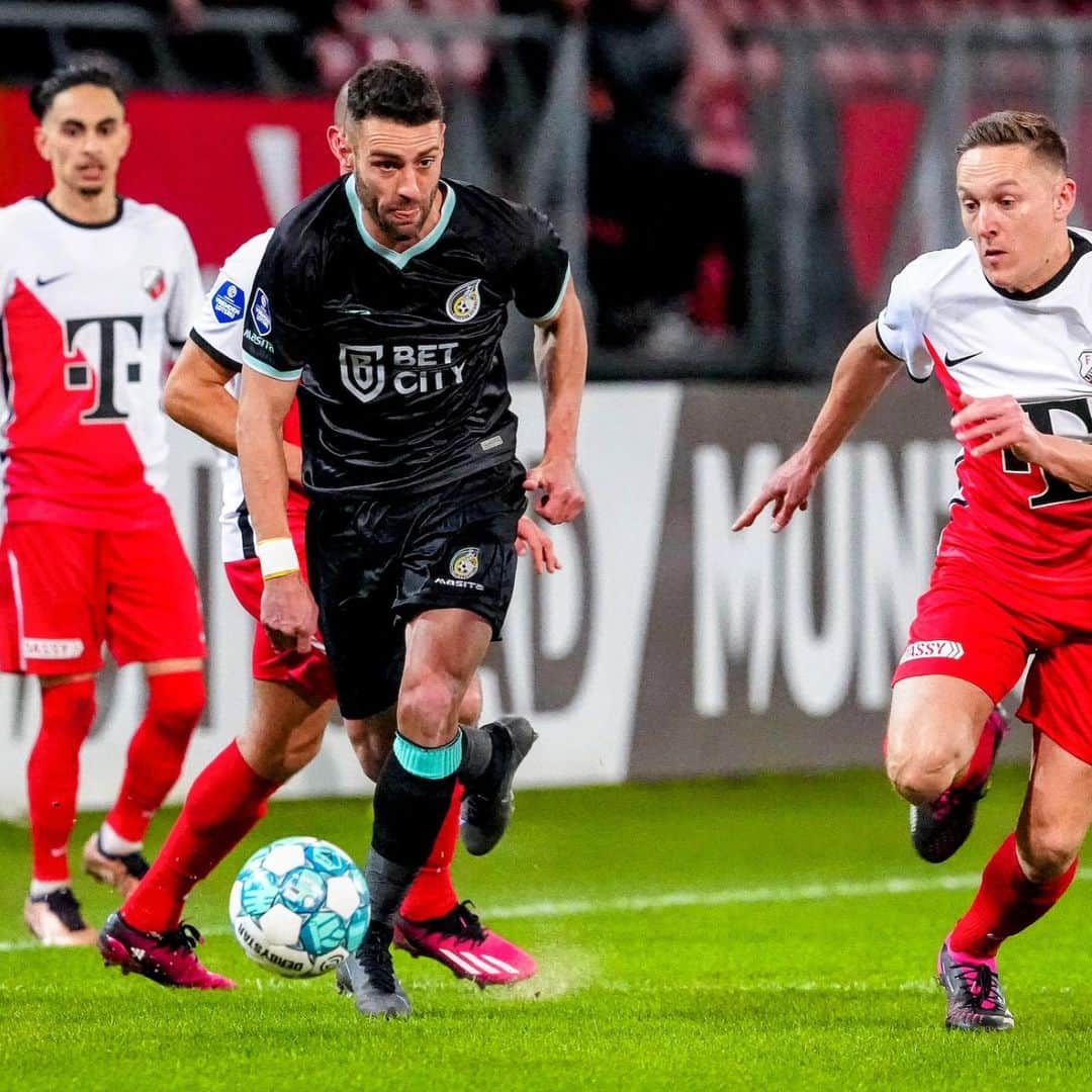 イヴォ・ピントのインスタグラム：「+3 🔥 So happy to be back with 3 points! What a team! Record injury recovery with the help of everyone at @fortuna.sittard and @run4excellence! Thank you a lot 🤜🏼🤛🏼 We keep working to get better 💚💛」