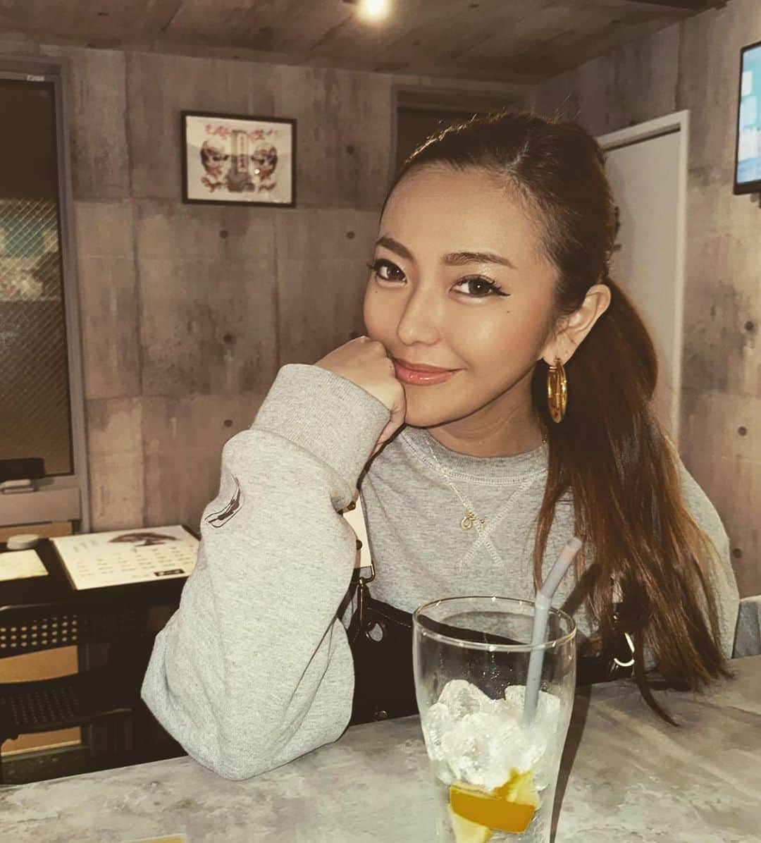 AYANOのインスタグラム：「はろお🌳 お客さん来るまで お客さん席で いつも飲んでます🤣  きょうは なぜか飲みべたかいし テンション高いです🔥w  いつでも だれでも遊びにきてね🫣　 ちょー気楽にこれる 安いバーでござる🌳 #大名#福岡#大名bar #bonsaibar @bonsai_092」