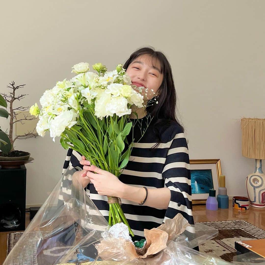 阿部朱梨のインスタグラム：「先日29歳になりました💐  あと1年で30歳になるんだなって思ったら 自分自身と向き合うことが最近多くて。  色んな感情がぐるぐるして 伝えたいことがたっっっくさんあるんだけどね  言葉にしようとしても うまく纏まらない😂笑  少しずつ、少しずつ、お伝えしていくので 見守っててください♡笑  やっぱり何を考えても、感謝しかなくて 大切だなと想える人達や心地のいい環境がある人生って なんて贅沢なんだろう  って最近しみじみしてます😌♡」