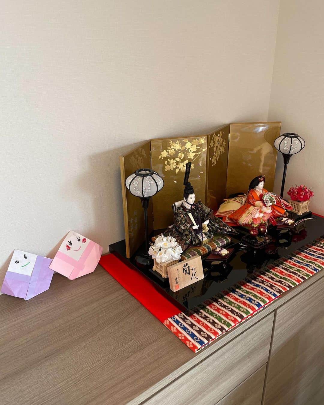 藤澤恵麻さんのインスタグラム写真 - (藤澤恵麻Instagram)「桃の節句でしたね。  今年も雛人形を飾ってお祝いしました。 隣りには長女が幼稚園で作ってきた折り紙のお雛様も。 娘達がこれからもすくすくと成長しますように。  #恵麻 #ema #ひな祭り #桃の節句 #お雛様 #雛人形 #おうちごはん #ひな祭りメニュー #ちらし寿司」3月4日 22時01分 - ema_fujisawa_official