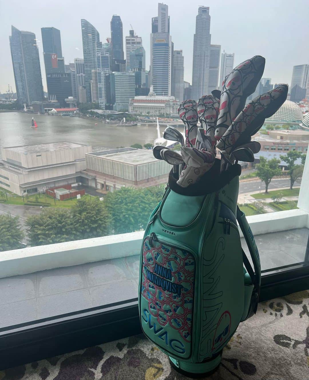 アンナ・ノルドクビストのインスタグラム：「My favorite @swaggolfco bag so far is retiring after this weeks event in Singapore.  Im going to do a give away, so If you would like a chance to win it, please comment below, follow @swaggolfco and write what you would do with it if you won it! Ill be picking a winner early next week! 💛」