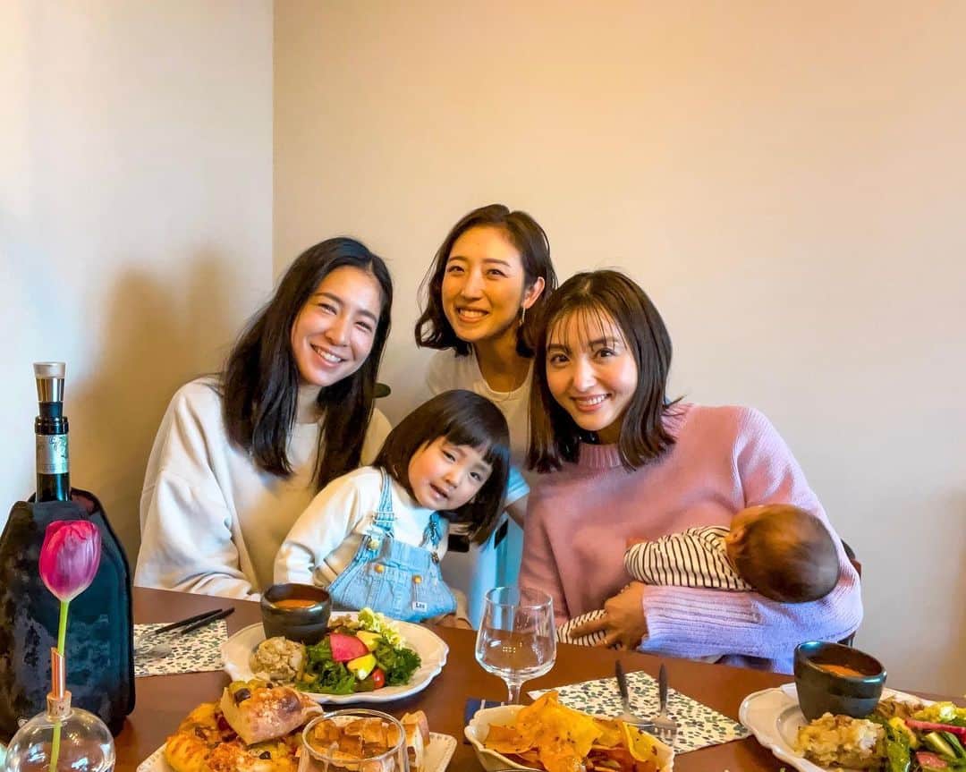 太田彩乃さんのインスタグラム写真 - (太田彩乃Instagram)「この前 育ちゃんと由奈が遊びに来てくれた日🦄✨ すっかりお姉さんな育ちゃんの娘ちゃんとも沢山遊べて👶🏻も目がキラキラしてました！笑 　 2人が持ち寄ってくれて豪華になったランチ🥗 みんなでいろいろ話しながら食べる時間が最高のリフレッシュ✨ 来てくれてありがとうー！！」3月4日 22時04分 - ayano.ohta