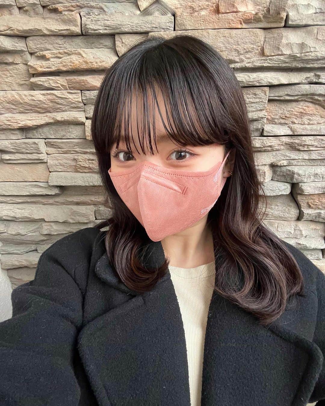 のインスタグラム：「髪の巻き方を変えてみた〜、 マスクよく聞かれるんですがこの形顔が小さく見えるのでおすすめです👍🏻✨  #05 #ootd #コート #コートコーデ #sjk #マスク」