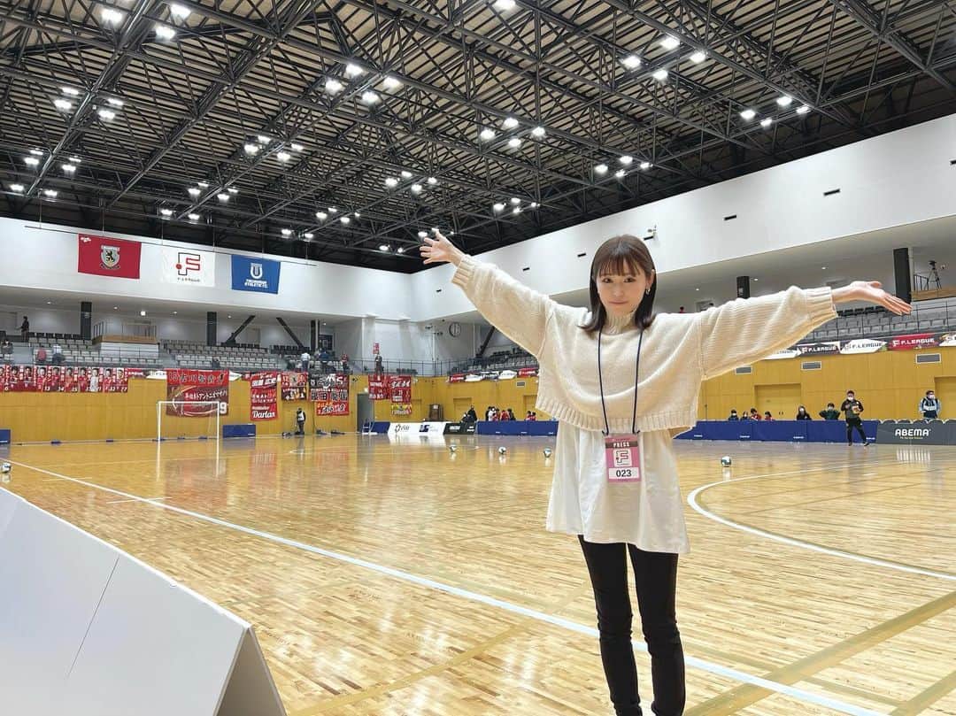 長谷川ゆうのインスタグラム：「. . 少し前ですが、 名古屋で行われたプレーオフ決勝をもちまして 2022-2023年のFリーグ全試合が終了しました⚽️  今シーズン途中からABEMA中継で実況デビューし、 至らない点も多かったと思いますが、Fリーグやフットサルについて沢山学んだ一年。 Fリーグの魅力を改めて感じることが出来た一年でした。  正直悩むことも多かったです。 最初は初めてJリーグでインタビュアーをした頃のように泣きながら反省する日も多かったのですが、 サッカーの仕事をスタートした頃の自分の原点を思い出したり、すごく大切な日々だったなーと思えています。 そして改めて「フットサルが大好き」と思えました！！  何より、 毎試合前に丁寧に取材対応してくださった各チームの監督、選手、スタッフの皆さまには感謝でいっぱいです。 コロナ禍で取材が難しい日々が続いていた中、 こんなに充実した取材ができる環境が嬉しかったです。  そしてFリーグ愛、フットサル愛いっぱいの出演者、スタッフの皆さんに囲まれてお仕事出来たことも幸せでした♡ こんなに全員が愛を持って届けてるって本当にすごいことだと思います！ ABEMAのFリーグ中継ファミリー大好きです！  やっぱり現場って楽しい。 取材って楽しい。 実際の中継では取材した内容の3割程度しかお伝え出来ないのですか、取材で得た情報や言葉って本当に大切な宝物。 これからもその言葉を少しでも皆さんにお伝えして行けたら、、と思ってます☺️  本当にありがとうございました！  そしてこれからもFリーグだけではなく、JリーグやWEリーグ⚽️  フットサルもサッカーも沢山お届けしていきます🎤  今年はボールもいっぱい蹴りたいです⚽️  #fleague #futsal #⚽️」