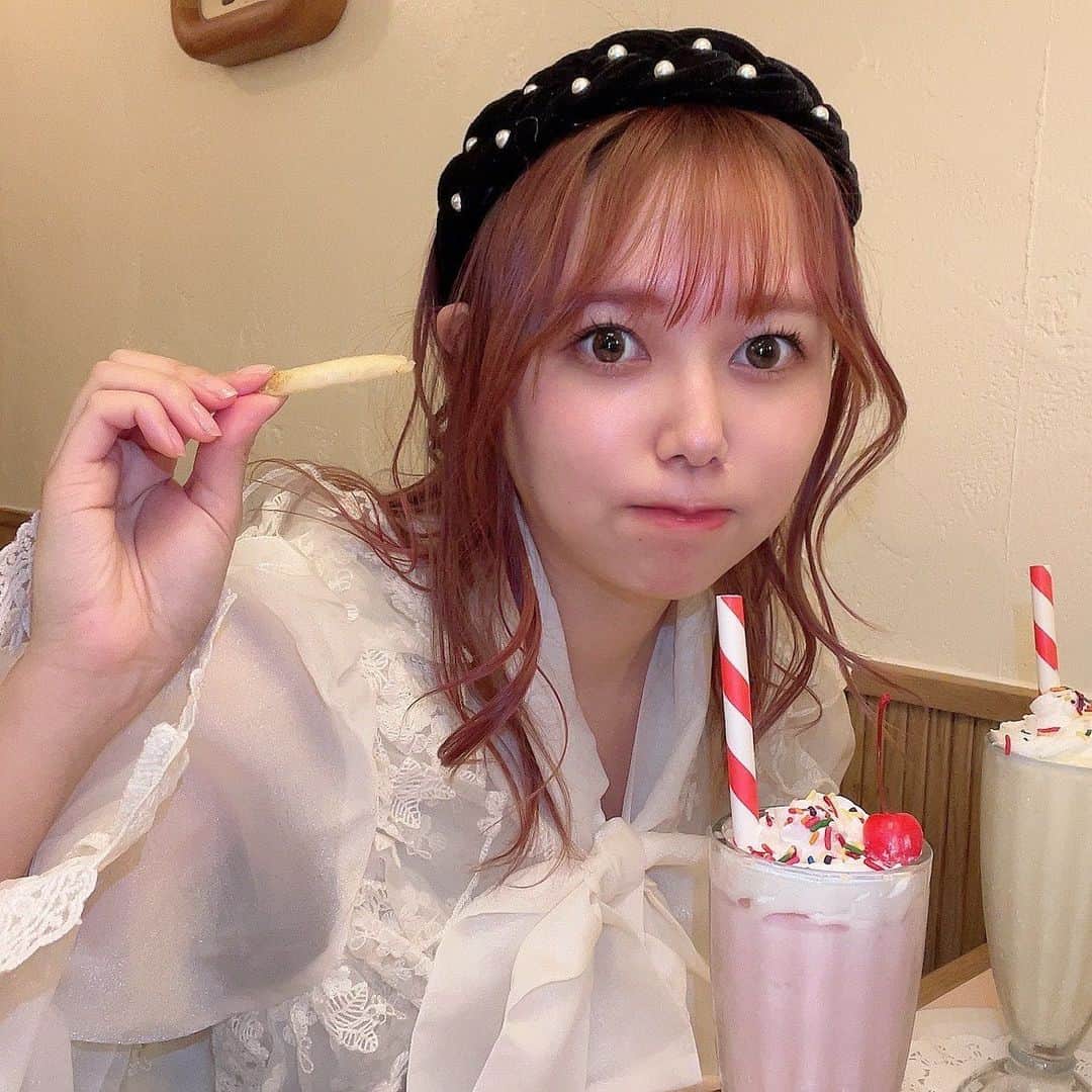 瑞稀ミキのインスタグラム：「３枚あげてみる…出血大サービス🩸 シェイクとポテトのルーティンは最高😭😭😭😭😭😭」