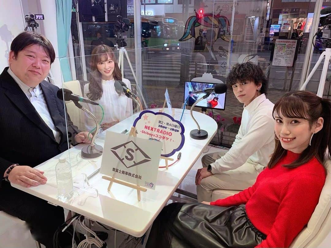 青山智美のインスタグラム：「💖 【 2/26(日)生放送 　渋谷クロスFM @shibuyacrossfm  『NEXTRADIO-Shibuyaココダケ！-』 】 ⁡ ⁡ ご視聴くださった皆さま 本当にありがとうございますっ🎵🥰💖 ⁡ 今回のゲストは、 俳優の神城皓紀さん ダンサー・ライバーの鏡の国のリサさん でした✨🎉😊 ⁡ 今の活動だけでなく ココだけ！のレアなお話や 興味深い素敵なお話を たくさんありがとうございます☺️✨🎀 ⁡ 後日アーカイブもUPされますので、 ぜひ気になる方ご覧ください〜❣️💫 ⁡ 来月の生放送も楽しみにっっっ💖😘😍💖 ⁡ ⁡ ◆出演番組詳細◆ 番組名：NEXTRADIO-Shibuyaココダケ！- 放送日：毎月第2・第4日曜日18：00～18：50 ♡TOMOMIは第4週目を担当♡ 放送形態：生放送 放送局：渋谷クロスFM @shibuyacrossfm  https://goo.gl/maps/fHc3BfdKySZ4xQxT6 番組Twitter：shibuyakokodake ⁡ ⁡ ♡ ♡ ♡ ⁡ ⁡ あなたとあなたの大切なひとたちが 笑顔で幸せでありますように…💖💖💖 ⁡ ⁡ ⇨ @tomomi.beauty ⁡ ⁡ #渋谷クロスFM #ラジオ #渋谷ラジオ #ラジオmc #フリーアナウンサー #ラジオパーソナリティ #ラジオアシスタント  ⁡ ⁡ *♢ ♡ ＊ ♡ ✩ ♡ ♩ ♡・♡ ° ♡ ❁ ♡ ✩ ♡° ⑅◡̈*」