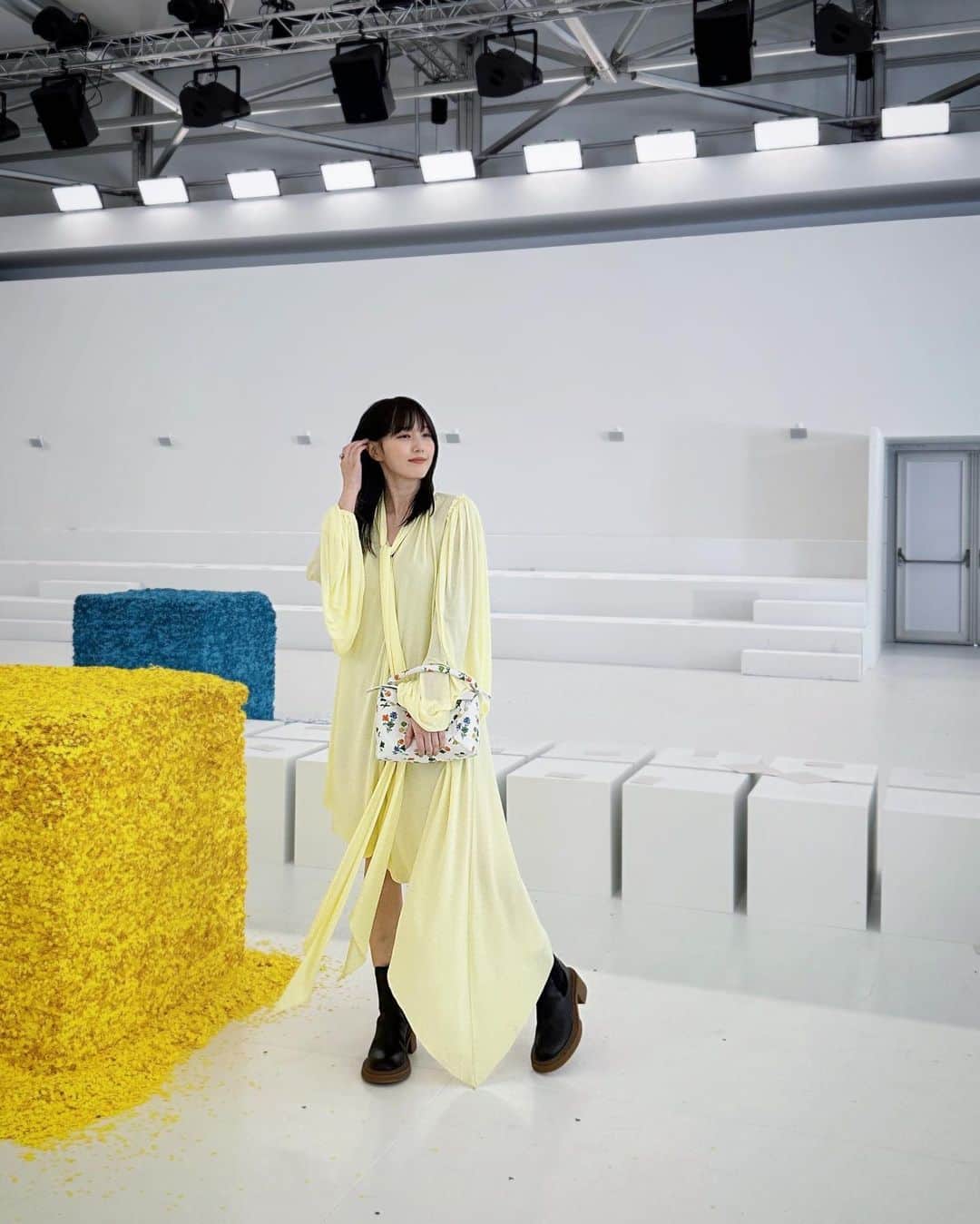 本田翼さんのインスタグラム写真 - (本田翼Instagram)「🌼 #loewefw23 の衣装です。 黄色に花柄のパズルバッグ🧩 すごく春ですね @loewe」3月5日 18時10分 - tsubasa_0627official