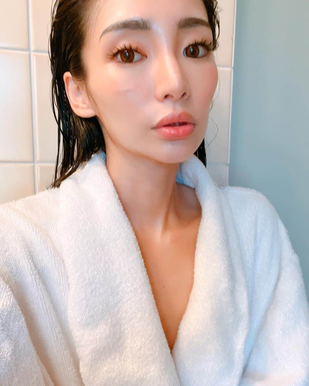 のインスタグラム：「Getting Good care of my Scarface🏴‍☠️メ  今年の美容初め @tokyo_hills_clinic ✨  今年も杉浦先生にオールお任せ✔︎ お肌のケアって色々あるけど やりすぎると肌が薄くなったり よりデリケートに。 杉浦先生はやりたいけどダメとか はっきり教えてくれるので安心。 今だけじゃない美容を嗜みたい。  いつもありがとうございます🙏✨  今年の目標は 健康と美容と 「今年の終わりには最強のたまごサンド食べてる」に決定✔︎  #TokyoHillsClinic #beautyshoutout  #Skincare #美活 #美しくなりたい #楽して #どーせ移動するなら楽させて？ #努力は自主規制等で。 #だから楽してもいいじゃない？  そういうときは杉浦先生一択。」