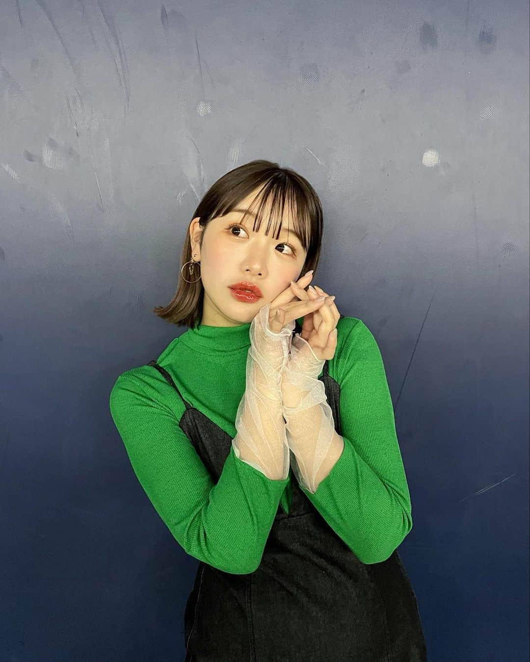 きりまるのインスタグラム：「. 今回も関コレたくさんのステージ 本当に ありがとうございました🐰🤍  何回出演しても やっぱり緊張してしまうけど、 きりちゃん〜って沢山呼んでくれたり うちわとかボードを作って来てくれたり  全部が嬉しくて本当に幸せな気持ちです.....🥲🤍  愛おしすぎるよ〜ほんとに〜  会場まで観に来てくれたかたも、 配信でみてくれてた方もみんな本当に ありがとうございました！😽♡嬉しい  そしていつも素敵な衣装を ありがとうございます👰🏻🌷♡♡ また秋冬も 呼んで貰えるように じぶん磨きがんばります〜！✊🏻  みんな気を付けてかえってね！ わたしは先に東京帰るよん〜〜🐶  #関西コレクション #関コレ」
