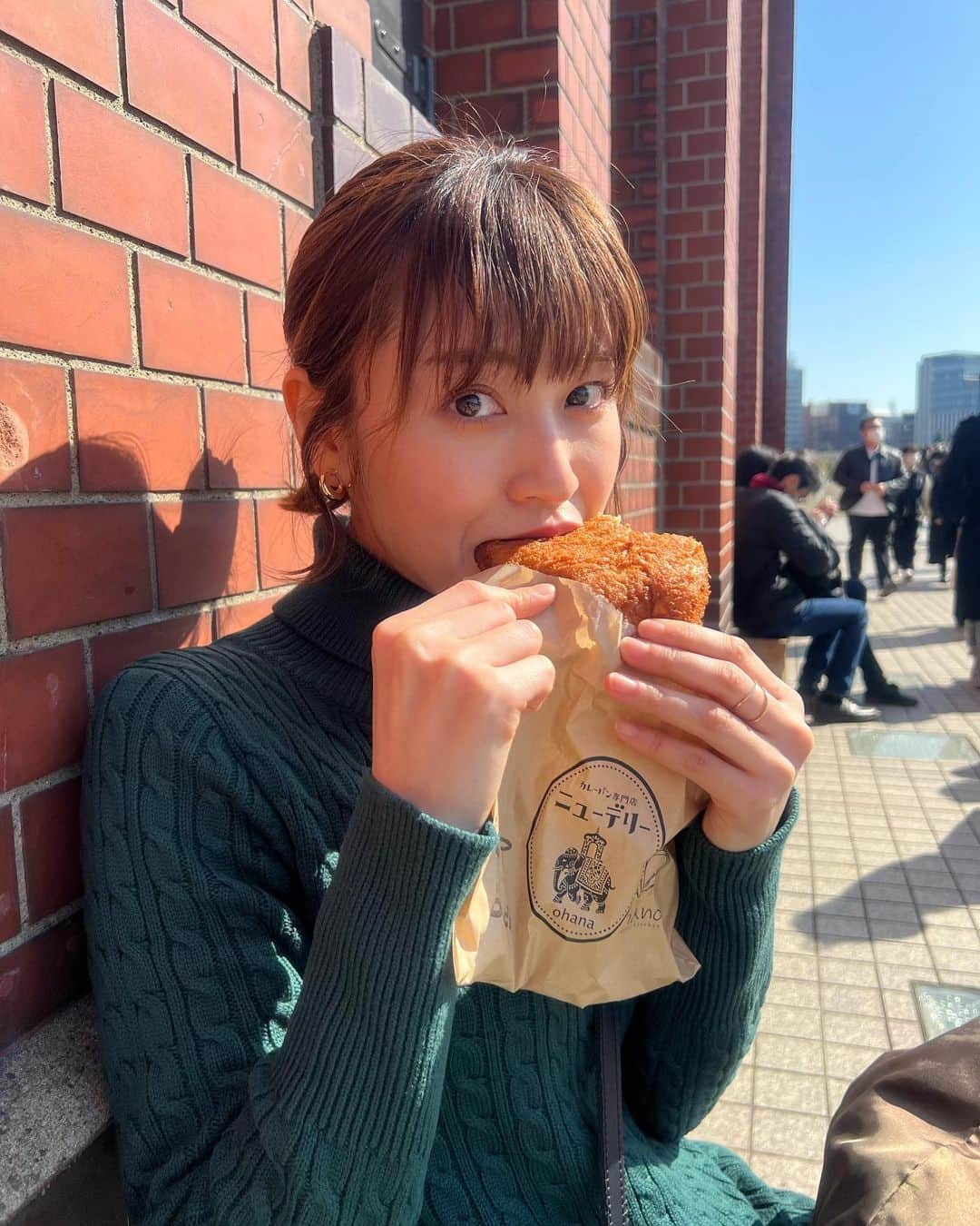 西野実見のインスタグラム：「. パンのフェスってきた🥐  いいお天気だったから少し春気分になれて 気持ちよかったな〜〜🚢✨  美味しそうなパンがいろいろありすぎて目移りした... 美味しくて楽しくて幸せですね  小麦多量摂取！  #パンのフェス #パンのフェス2023春 #パン巡り #横浜観光 #横浜赤レンガ倉庫」