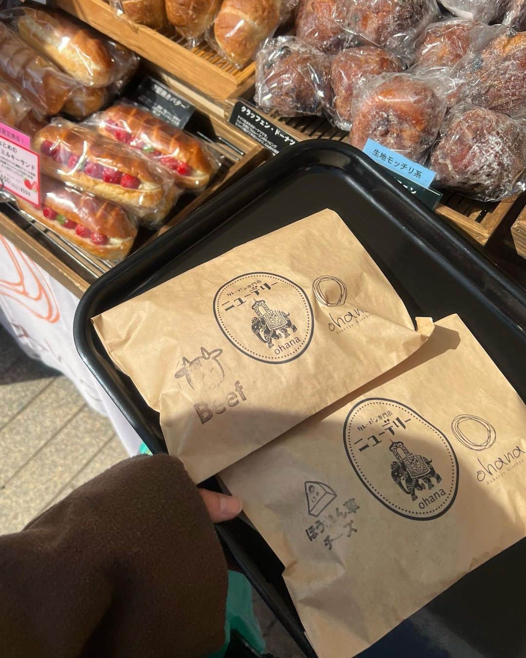西野実見さんのインスタグラム写真 - (西野実見Instagram)「. パンのフェスってきた🥐  いいお天気だったから少し春気分になれて 気持ちよかったな〜〜🚢✨  美味しそうなパンがいろいろありすぎて目移りした... 美味しくて楽しくて幸せですね  小麦多量摂取！  #パンのフェス #パンのフェス2023春 #パン巡り #横浜観光 #横浜赤レンガ倉庫」3月4日 22時31分 - maminishino
