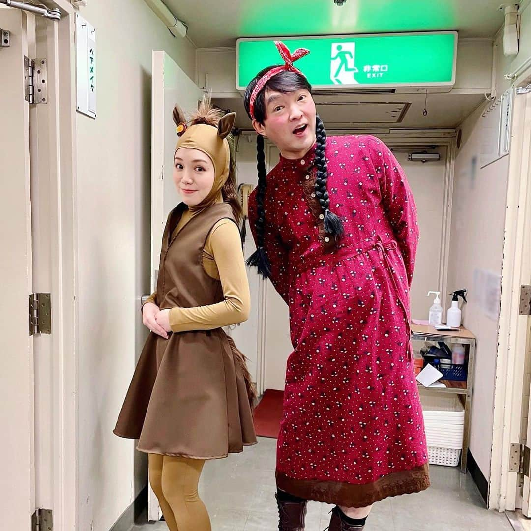 田上真里奈さんのインスタグラム写真 - (田上真里奈Instagram)「遅ればせながら MASHIKAKU CONTE LIVE 「ハイスタンダード」 全公演お届けできました。  コントは難しくて楽しい！また挑めてよかったです。川尻さん率いるカンパニーだからこそ、笑いの追求にかまけて誰かが傷つくことのないの保証がある中、素敵な面々と粛々とコントを楽しめました。  エレキコミック今立さんのツッコミは今回も絶品。  写真は、馬とダチ子さん。 #マシカクハイスタ」3月4日 22時40分 - tanoue_official