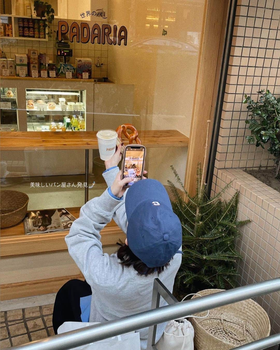 いのうえです。のインスタグラム：「ㅤㅤㅤㅤㅤㅤㅤㅤㅤㅤㅤㅤㅤㅤㅤㅤㅤㅤㅤㅤㅤㅤㅤㅤㅤㅤㅤㅤㅤㅤㅤㅤㅤㅤ 2つ前の投稿のZARAのシャツを着回し🧢 ㅤㅤㅤㅤㅤㅤㅤㅤㅤㅤㅤㅤㅤ UNIQLOのスウェットを重ね着しました! スウェットはゆるっと着たかったから men'sのm sizeにしました🙌🏻 (私肩幅広めだからladiesだとぴたっとしちゃう🤫) 肩のラインが落ちてた方が華奢に見えるのです💡ˊ˗ ㅤㅤㅤㅤㅤㅤㅤㅤㅤㅤㅤㅤㅤ ㅤㅤㅤㅤㅤㅤㅤㅤㅤㅤㅤㅤㅤ 今日は妹と母とお出かけしました🍃  代官山をお散歩してたらかわいくて 美味しいパン屋さんを発見👀✨  プレッツェルおいしすぎたから また絶対に買いにゆく🥨𓈒𓏸  コメントの返信が追いついてないので まだ返ってきてないよ~って方は ちょ~っとまってね🙇🏻♡  #zara#UNIQLO#プチプラコーデ #ユニクロ#ザラ#ユニクロコーデ #ザラコーデ#春コーデ#代官山カフェ #東京カフェ巡り#カフェ巡り #カジュアルコーデ#低身長コーデ」