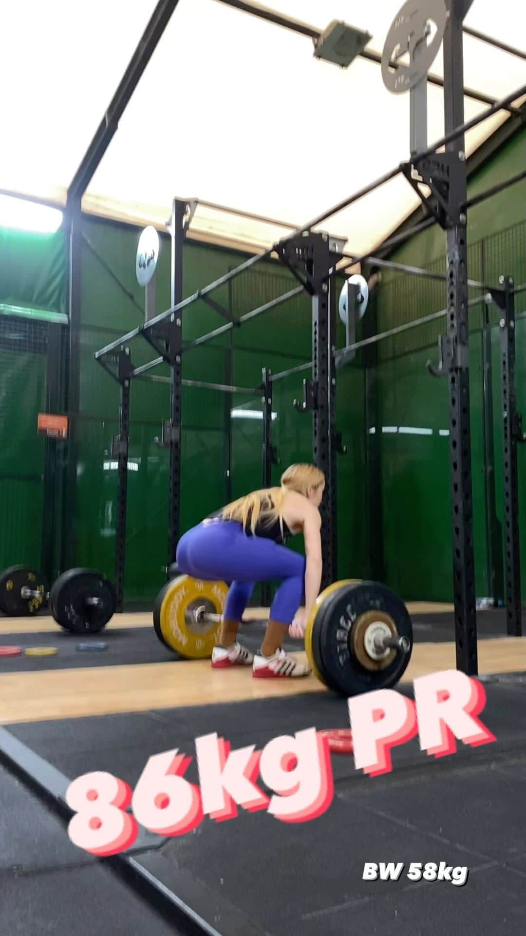 アガタ・フォルカシェブイチのインスタグラム：「Happy about my new PR 😆  PS mnie śmieszy  #clean #weightlifting #training #trening #workout #zarzut #pr #ciężary #podnoszenieciężarów #cleanandjerk #życiówka #heavyweight #weights #gym #gymgirl #wroclaw #wrocław #trener」