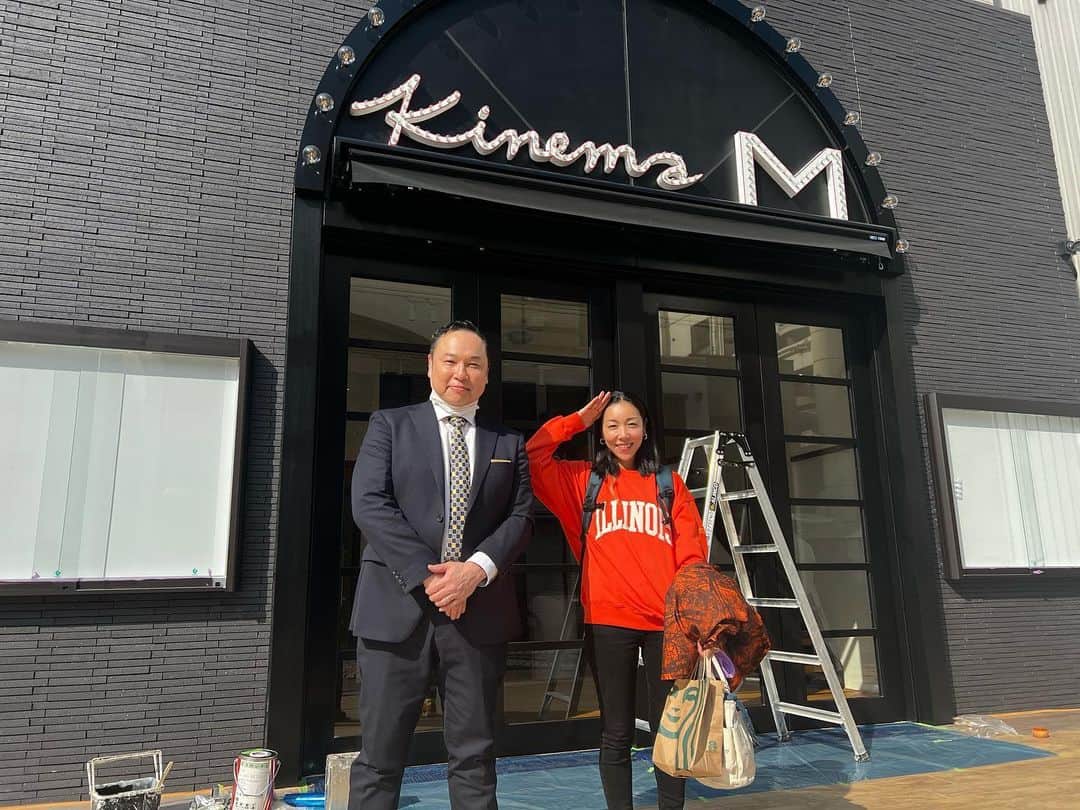 安藤モモ子のインスタグラム：「キネマMの工事も終盤になって参りました✨🎞✨  名古屋から、座席を作ってくださるホットシネシートの保谷社長が来高✨。  これから今までの経験と知恵を生かして、特殊なシートを考案してくださいます😆。  どこをとっても、ドラマしかないキネマM建設。  もうちょいかかりますが、お楽しみに❤️‍🔥です✨✨✨。  #映画 #ミニシアター #高知」