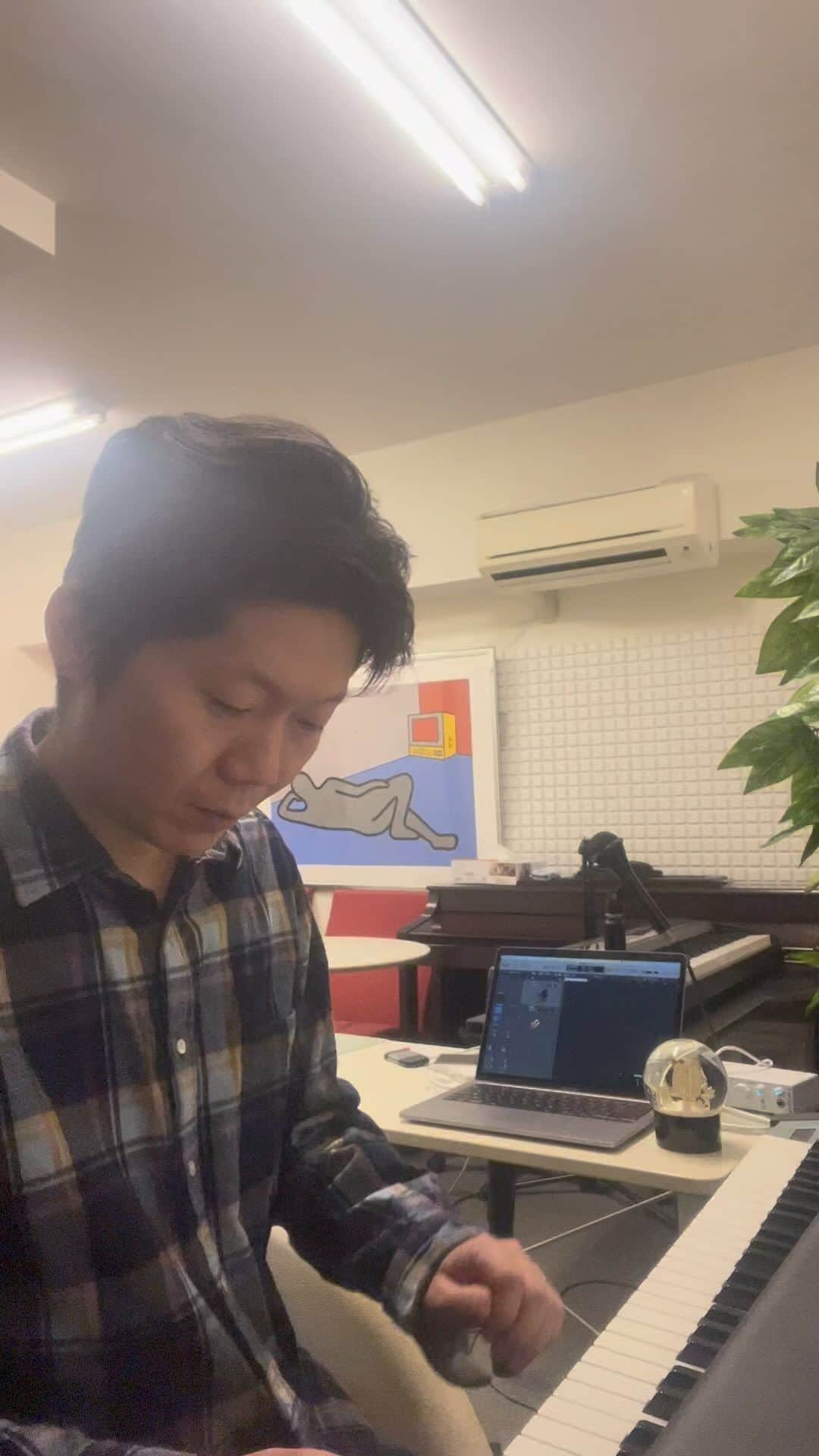 naoのインスタグラム：「今日も作曲中にピアノ スノードーム〜冬〜サビバージョン #IWiSH #スノードーム」