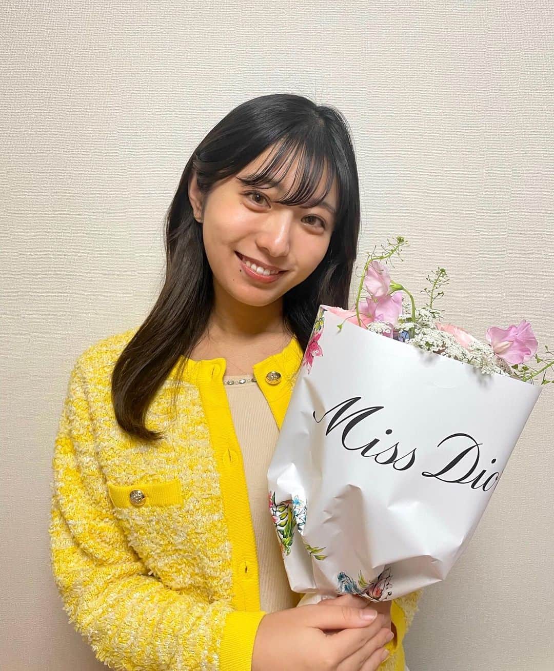 のインスタグラム：「💐  新年度に向けて Diorでスキンケア一新したら 素敵な贈り物が届いた〜🎁💓  新しい春服もおろして ハッピーな3月の始まり😽」